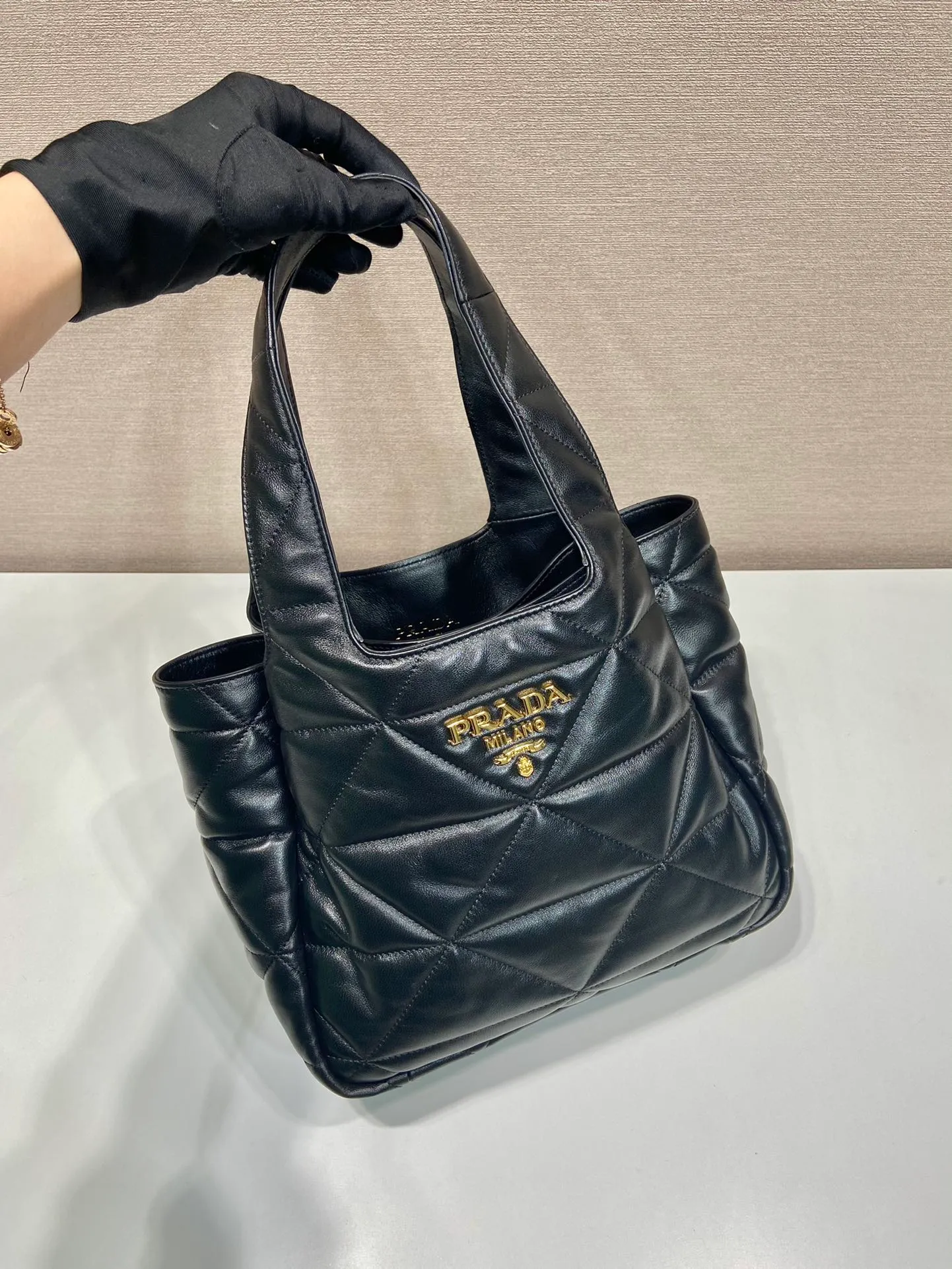 💰1760🎉New shopping bag🎉1BG335 new medium size🎉Shopping bag/tramp bag🎉🎉 This medium-sized shopping bag is made of imported sheepskin with complex hand-stitched rhombus. It feels super soft👍. It has extra large space/many compartments. It is lightweight and very practical. This medium size is the most loved by the public. I love it so much. It is light and practical. If you like babies, hurry up and buy it.🎉🎉 Length 25x Height 21.5x Bottom 14cm