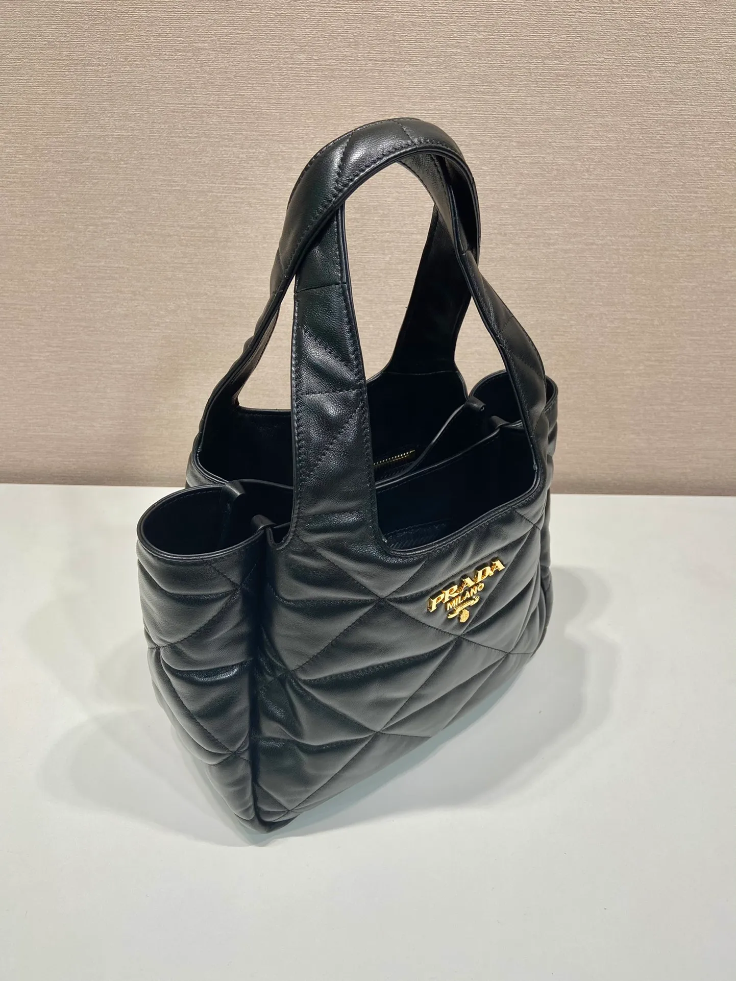 💰1760🎉New shopping bag🎉1BG335 new medium size🎉Shopping bag/tramp bag🎉🎉 This medium-sized shopping bag is made of imported sheepskin with complex hand-stitched rhombus. It feels super soft👍. It has extra large space/many compartments. It is lightweight and very practical. This medium size is the most loved by the public. I love it so much. It is light and practical. If you like babies, hurry up and buy it.🎉🎉 Length 25x Height 21.5x Bottom 14cm