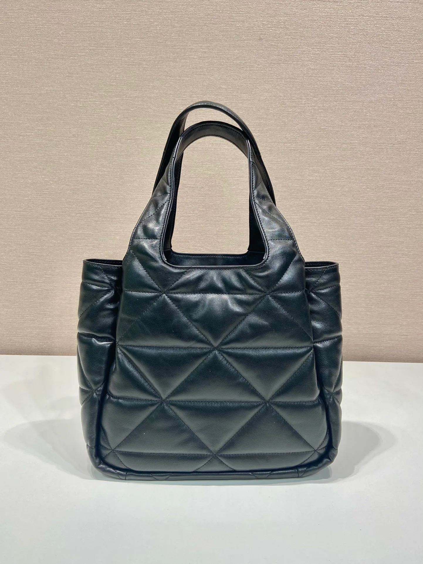 💰1760🎉New shopping bag🎉1BG335 new medium size🎉Shopping bag/tramp bag🎉🎉 This medium-sized shopping bag is made of imported sheepskin with complex hand-stitched rhombus. It feels super soft👍. It has extra large space/many compartments. It is lightweight and very practical. This medium size is the most loved by the public. I love it so much. It is light and practical. If you like babies, hurry up and buy it.🎉🎉 Length 25x Height 21.5x Bottom 14cm