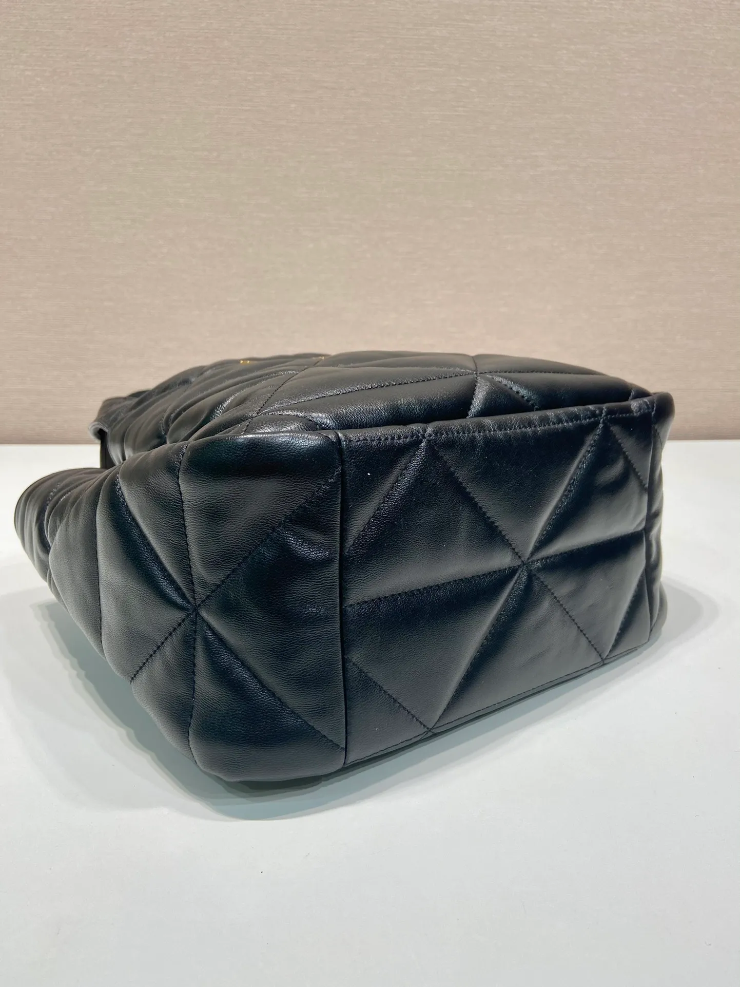 💰1760🎉New shopping bag🎉1BG335 new medium size🎉Shopping bag/tramp bag🎉🎉 This medium-sized shopping bag is made of imported sheepskin with complex hand-stitched rhombus. It feels super soft👍. It has extra large space/many compartments. It is lightweight and very practical. This medium size is the most loved by the public. I love it so much. It is light and practical. If you like babies, hurry up and buy it.🎉🎉 Length 25x Height 21.5x Bottom 14cm