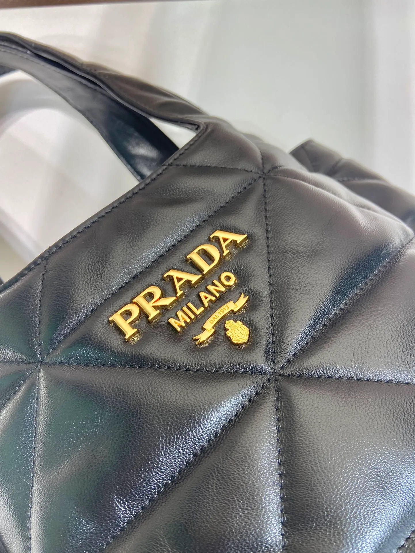 💰1760🎉New shopping bag🎉1BG335 new medium size🎉Shopping bag/tramp bag🎉🎉 This medium-sized shopping bag is made of imported sheepskin with complex hand-stitched rhombus. It feels super soft👍. It has extra large space/many compartments. It is lightweight and very practical. This medium size is the most loved by the public. I love it so much. It is light and practical. If you like babies, hurry up and buy it.🎉🎉 Length 25x Height 21.5x Bottom 14cm