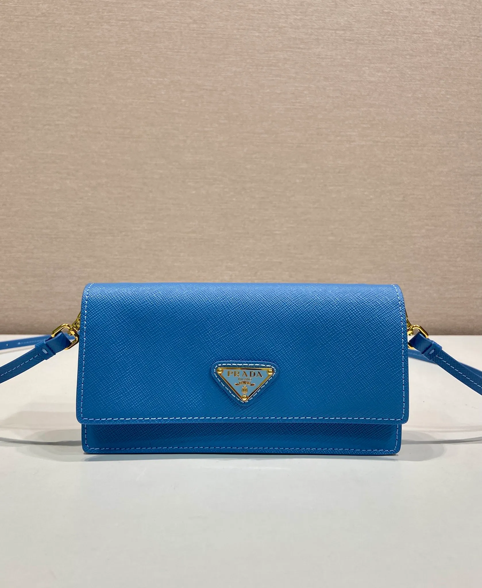 💰780🎉New mini handbag🎉1NF059 mobile phone bag🎉🎉 This mini handbag is made of Saffiano leather material, with simple and elegant geometric shape and charm, and flip-top magnetic buckle design. Detachable and adjustable leather shoulder strap with internal clip. Also doubles as a handbag/wallet. It has strong functionality and is a popular style that will never go out of style. Baby, hurry up and get it🎉🎉 Length 18x Height 9.5x Bottom 3cm🎉🎉🎉💰💰💰