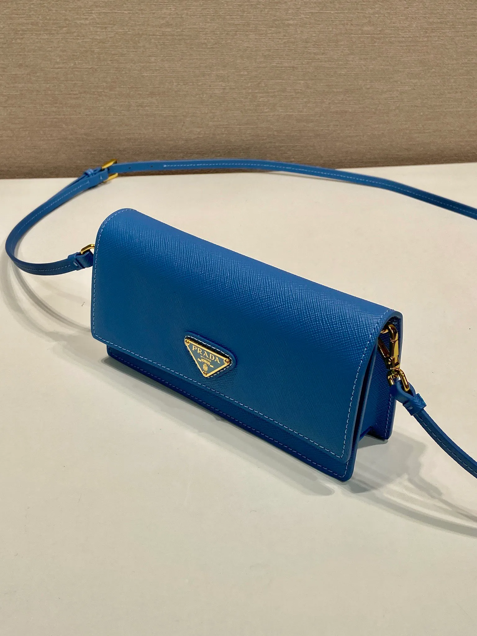 💰780🎉New mini handbag🎉1NF059 mobile phone bag🎉🎉 This mini handbag is made of Saffiano leather material, with simple and elegant geometric shape and charm, and flip-top magnetic buckle design. Detachable and adjustable leather shoulder strap with internal clip. Also doubles as a handbag/wallet. It has strong functionality and is a popular style that will never go out of style. Baby, hurry up and get it🎉🎉 Length 18x Height 9.5x Bottom 3cm🎉🎉🎉💰💰💰