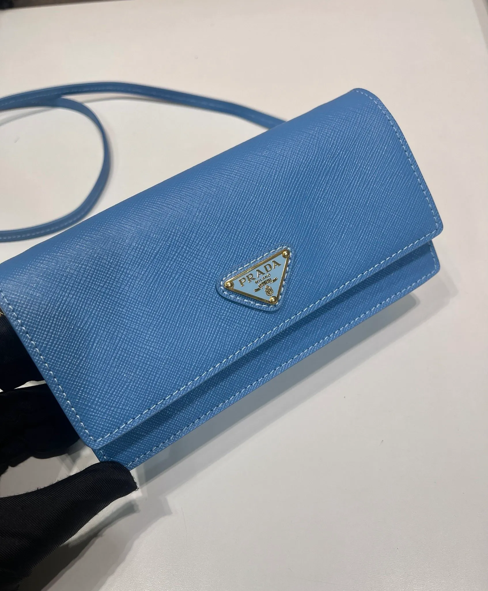 💰780🎉New mini handbag🎉1NF059 mobile phone bag🎉🎉 This mini handbag is made of Saffiano leather material, with simple and elegant geometric shape and charm, and flip-top magnetic buckle design. Detachable and adjustable leather shoulder strap with internal clip. Also doubles as a handbag/wallet. It has strong functionality and is a popular style that will never go out of style. Baby, hurry up and get it🎉🎉 Length 18x Height 9.5x Bottom 3cm🎉🎉🎉💰💰💰