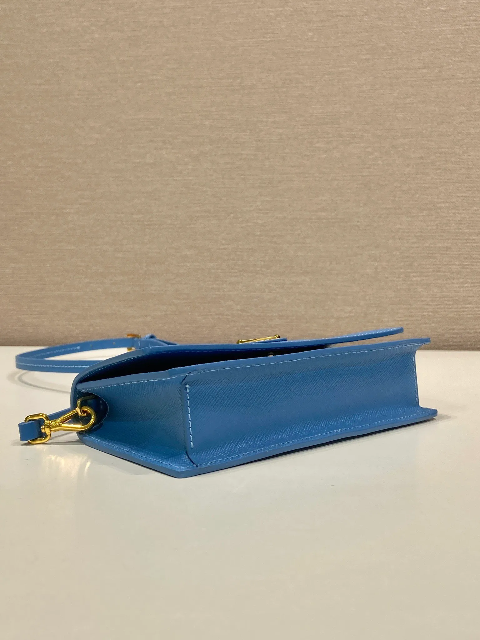 💰780🎉New mini handbag🎉1NF059 mobile phone bag🎉🎉 This mini handbag is made of Saffiano leather material, with simple and elegant geometric shape and charm, and flip-top magnetic buckle design. Detachable and adjustable leather shoulder strap with internal clip. Also doubles as a handbag/wallet. It has strong functionality and is a popular style that will never go out of style. Baby, hurry up and get it🎉🎉 Length 18x Height 9.5x Bottom 3cm🎉🎉🎉💰💰💰