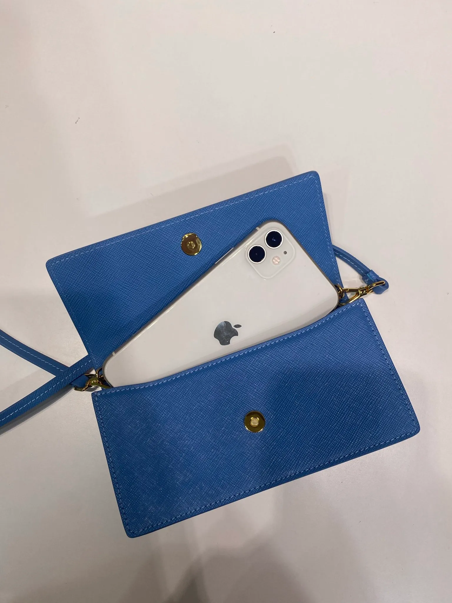 💰780🎉New mini handbag🎉1NF059 mobile phone bag🎉🎉 This mini handbag is made of Saffiano leather material, with simple and elegant geometric shape and charm, and flip-top magnetic buckle design. Detachable and adjustable leather shoulder strap with internal clip. Also doubles as a handbag/wallet. It has strong functionality and is a popular style that will never go out of style. Baby, hurry up and get it🎉🎉 Length 18x Height 9.5x Bottom 3cm🎉🎉🎉💰💰💰