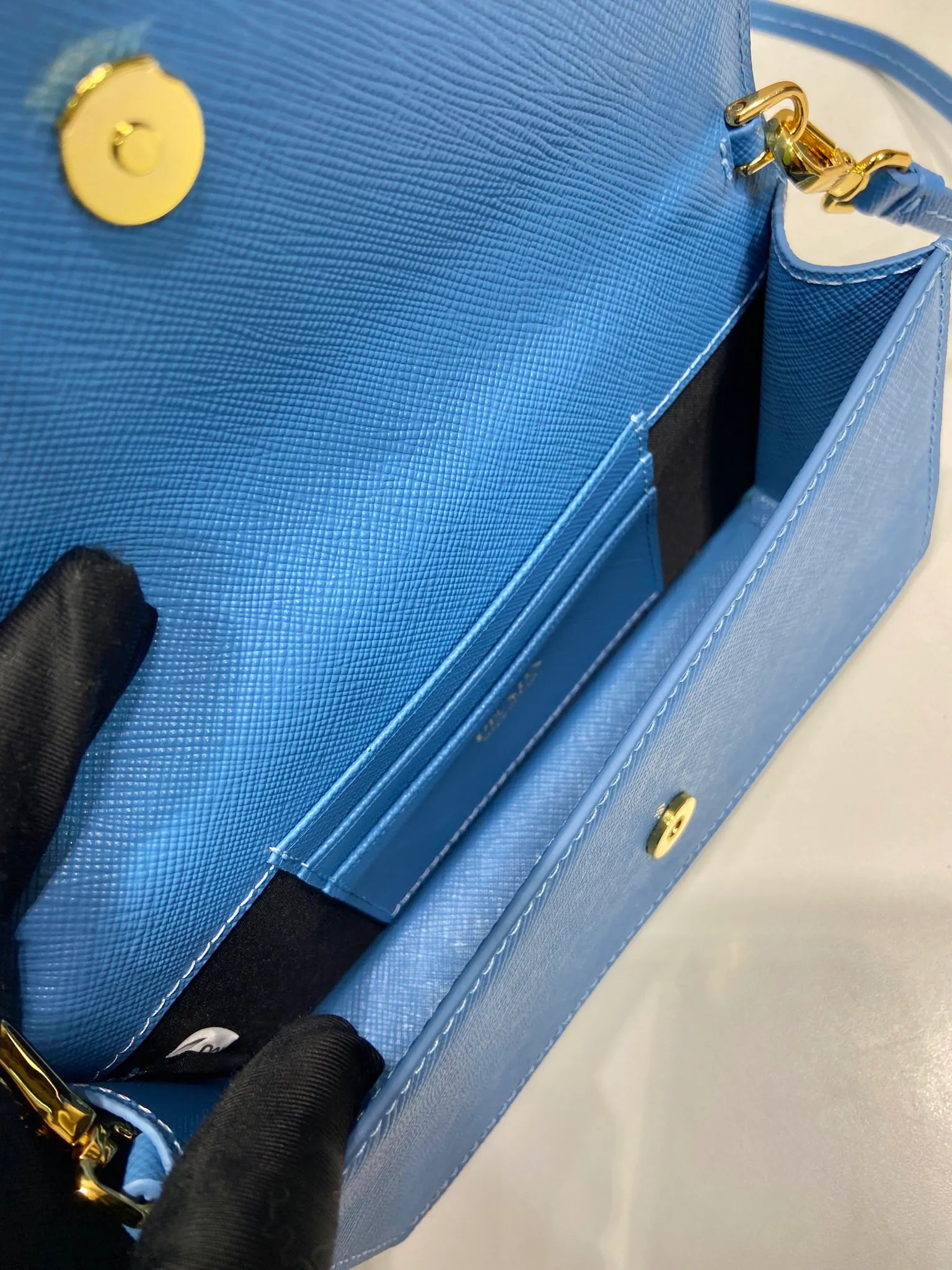 💰780🎉New mini handbag🎉1NF059 mobile phone bag🎉🎉 This mini handbag is made of Saffiano leather material, with simple and elegant geometric shape and charm, and flip-top magnetic buckle design. Detachable and adjustable leather shoulder strap with internal clip. Also doubles as a handbag/wallet. It has strong functionality and is a popular style that will never go out of style. Baby, hurry up and get it🎉🎉 Length 18x Height 9.5x Bottom 3cm🎉🎉🎉💰💰💰