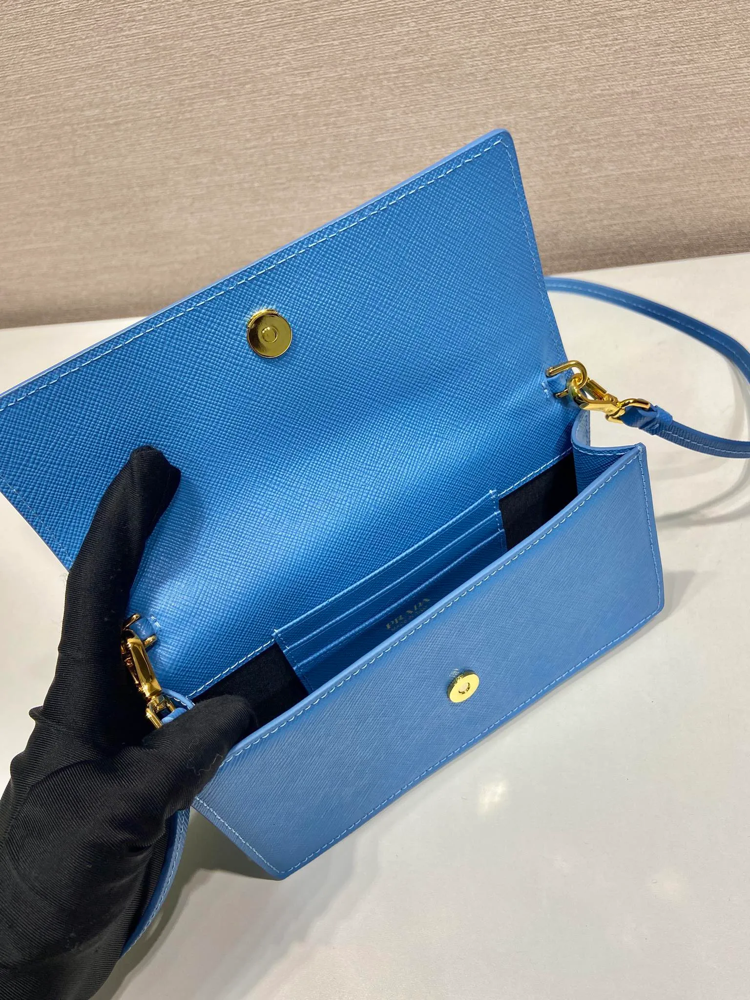💰780🎉New mini handbag🎉1NF059 mobile phone bag🎉🎉 This mini handbag is made of Saffiano leather material, with simple and elegant geometric shape and charm, and flip-top magnetic buckle design. Detachable and adjustable leather shoulder strap with internal clip. Also doubles as a handbag/wallet. It has strong functionality and is a popular style that will never go out of style. Baby, hurry up and get it🎉🎉 Length 18x Height 9.5x Bottom 3cm🎉🎉🎉💰💰💰