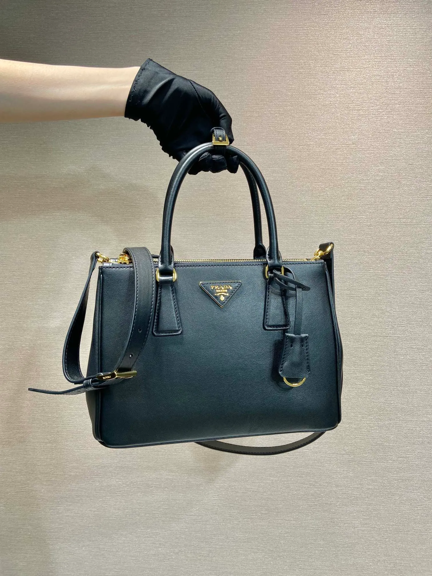 💰1840🎉New killer bag🎉1BA863 medium plain style🎉🎉 This classic popular style is designed with new material calfskin and lambskin interior🎉🎉Featuring classic three compartments and gold metal hardware accessories, Equipped with a detachable calfskin long shoulder strap, it can be carried by hand or shoulder. It is practical and fashionable. Baby, hurry up and get it🎉🎉 Length 28x Height 20x Bottom 12cm🎉🎉🎉💰💰💰