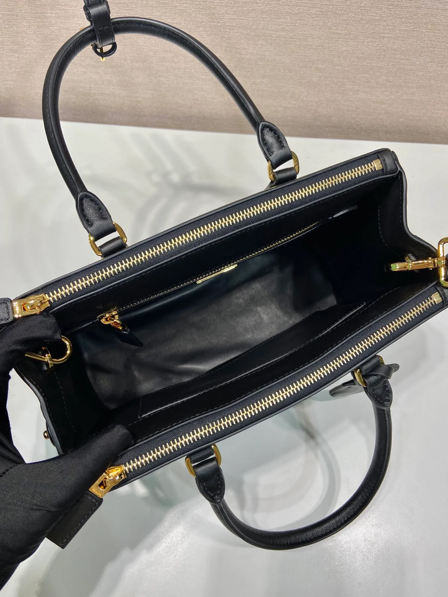 💰1840🎉New killer bag🎉1BA863 medium plain style🎉🎉 This classic popular style is designed with new material calfskin and lambskin interior🎉🎉Featuring classic three compartments and gold metal hardware accessories, Equipped with a detachable calfskin long shoulder strap, it can be carried by hand or shoulder. It is practical and fashionable. Baby, hurry up and get it🎉🎉 Length 28x Height 20x Bottom 12cm🎉🎉🎉💰💰💰