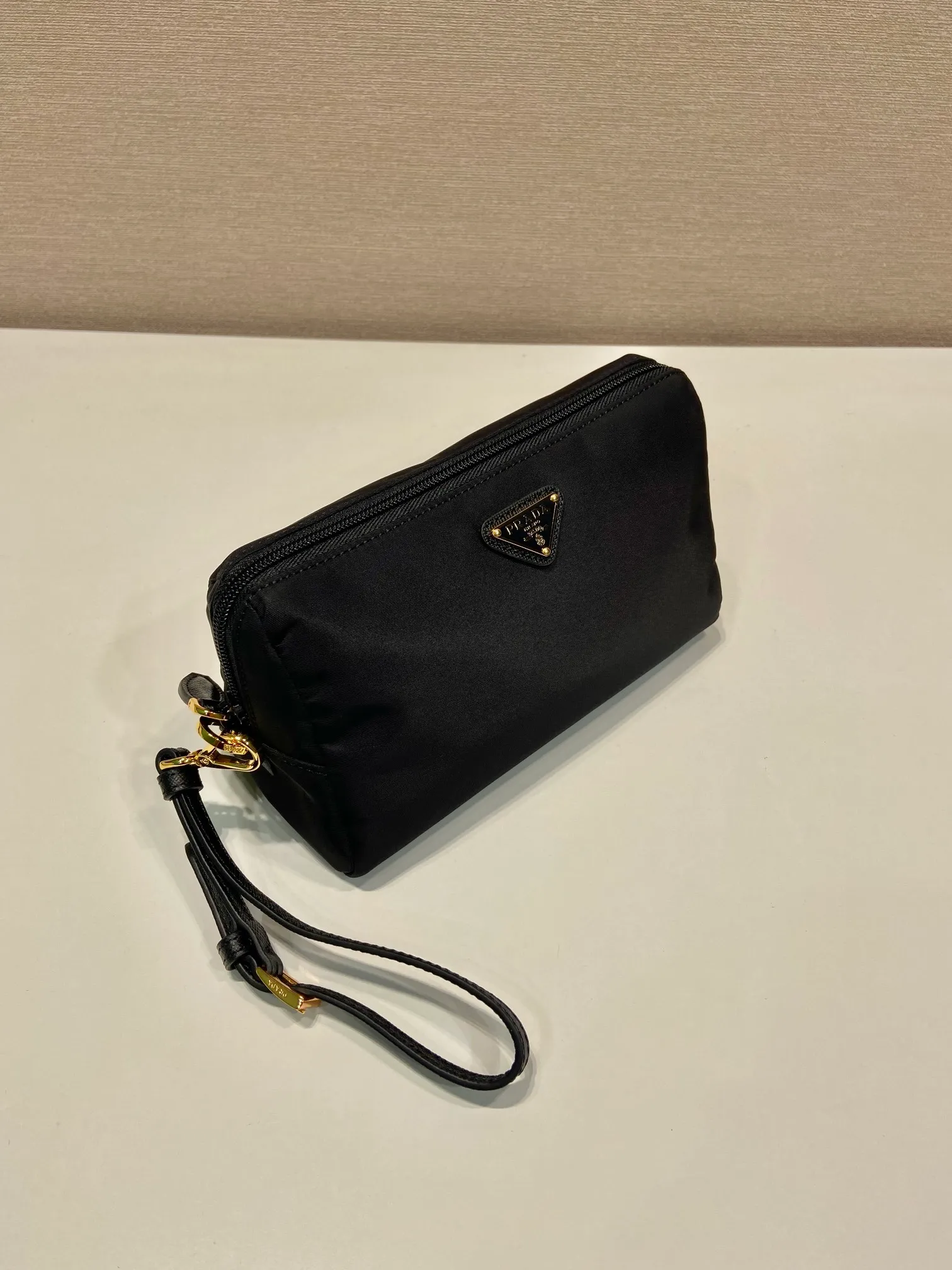 💰560🎉New handbag🎉1NS693 white hardware🎉🎉 This handbag is made of imported nylon fabric. The white triangle logo embellishes simple lines. The bag opens to reveal a zippered inner pocket. Detachable leather wristband, suitable for both men and women, lightweight and practical, and a popular style that will never go out of style🎉🎉 Length 20x Height 11.5x Base 9cm🎉🎉🎉👏👏👏