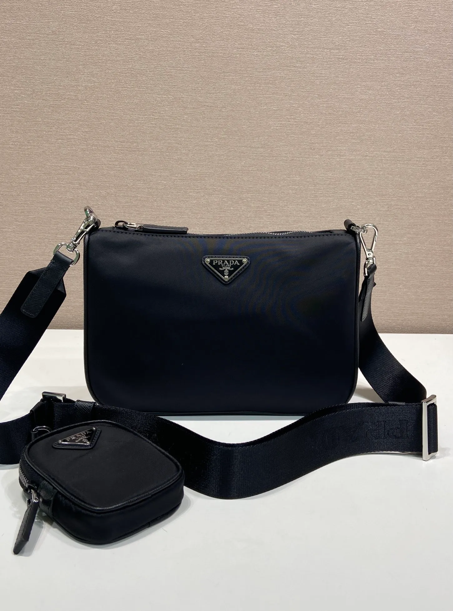 💰1060🎉New model🎉Arrived😘😘Model No. 2VH113😘😘Internet celebrity handsome guys and beautiful girl group are crazy about planting and have taken the fashion circle by storm. Three-in-one new model is out! 👏👏The design of this three-in-one bag is great👍👍One bag can be used for two purposes👍👍The handle has been replaced by a chain, and it is also equipped with a long shoulder strap. What I love most is that the shoulder strap also has a small pendant (small bag), which can also be hung with other bags and pants as accessories 🙊🙊Normally, it can be matched with various clothes Question😘😘Babies, hurry up and get it, it’s for men and women, it’s so handsome🙊🙊Length 24x Height 18.5x Base 6cm👏👏👏💰💰💰