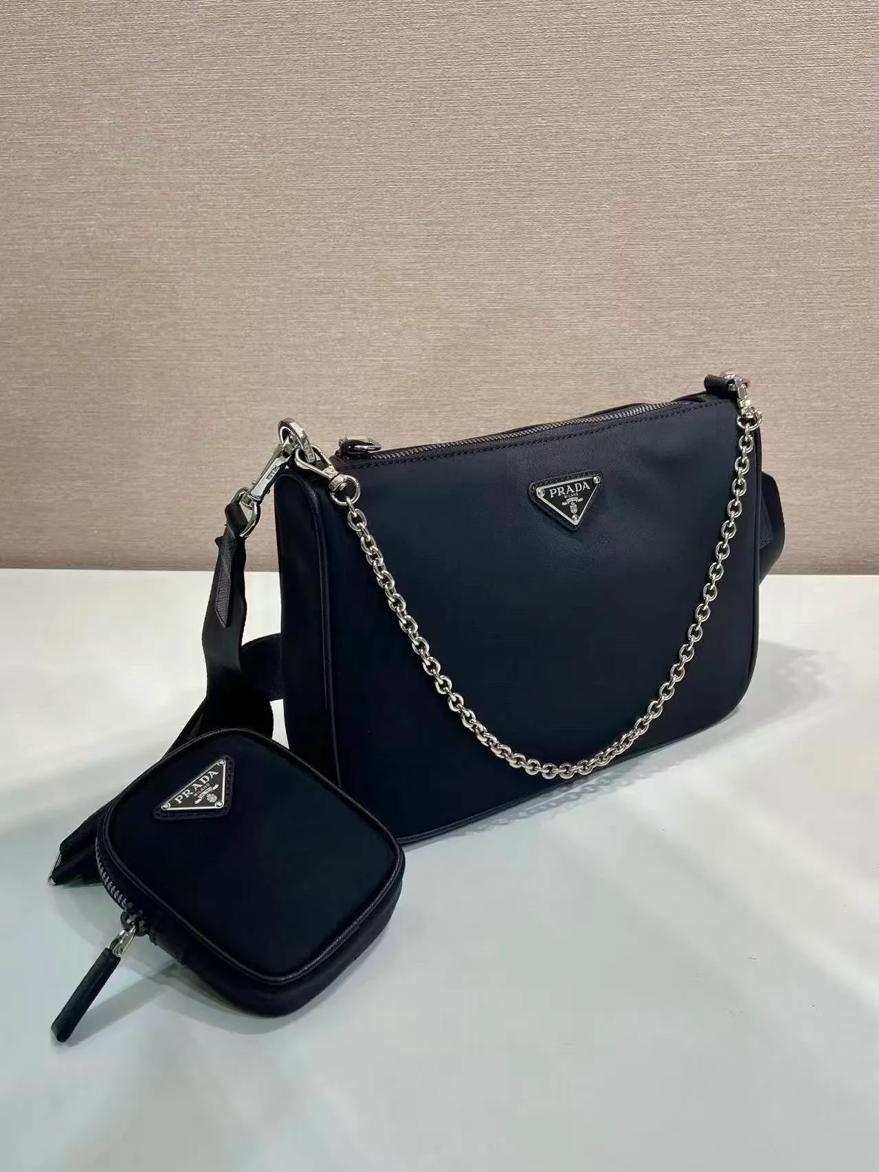 💰1060🎉New model🎉Arrived😘😘Model No. 2VH113😘😘Internet celebrity handsome guys and beautiful girl group are crazy about planting and have taken the fashion circle by storm. Three-in-one new model is out! 👏👏The design of this three-in-one bag is great👍👍One bag can be used for two purposes👍👍The handle has been replaced by a chain, and it is also equipped with a long shoulder strap. What I love most is that the shoulder strap also has a small pendant (small bag), which can also be hung with other bags and pants as accessories 🙊🙊Normally, it can be matched with various clothes Question😘😘Babies, hurry up and get it, it’s for men and women, it’s so handsome🙊🙊Length 24x Height 18.5x Base 6cm👏👏👏💰💰💰
