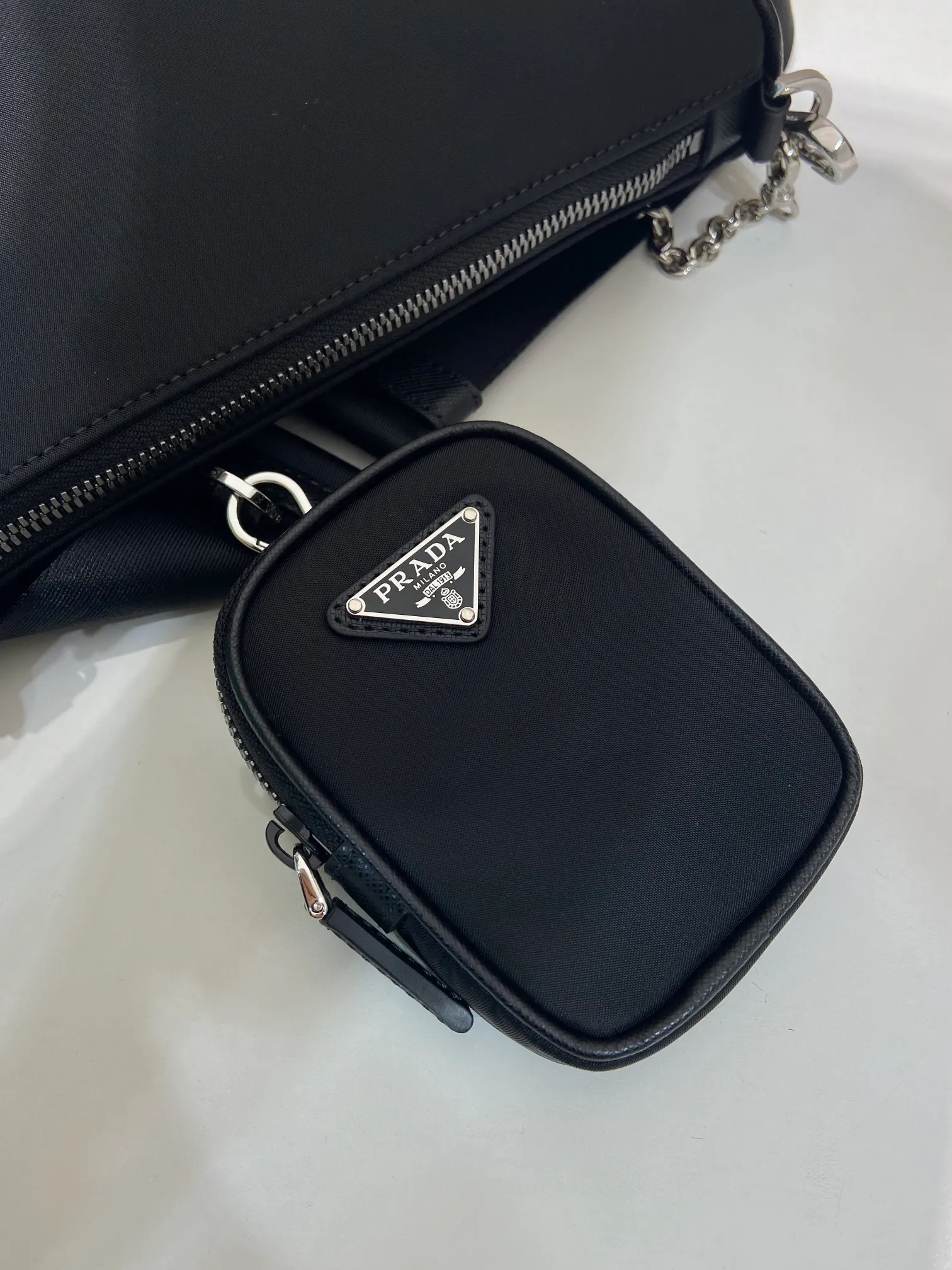 💰1060🎉New model🎉Arrived😘😘Model No. 2VH113😘😘Internet celebrity handsome guys and beautiful girl group are crazy about planting and have taken the fashion circle by storm. Three-in-one new model is out! 👏👏The design of this three-in-one bag is great👍👍One bag can be used for two purposes👍👍The handle has been replaced by a chain, and it is also equipped with a long shoulder strap. What I love most is that the shoulder strap also has a small pendant (small bag), which can also be hung with other bags and pants as accessories 🙊🙊Normally, it can be matched with various clothes Question😘😘Babies, hurry up and get it, it’s for men and women, it’s so handsome🙊🙊Length 24x Height 18.5x Base 6cm👏👏👏💰💰💰
