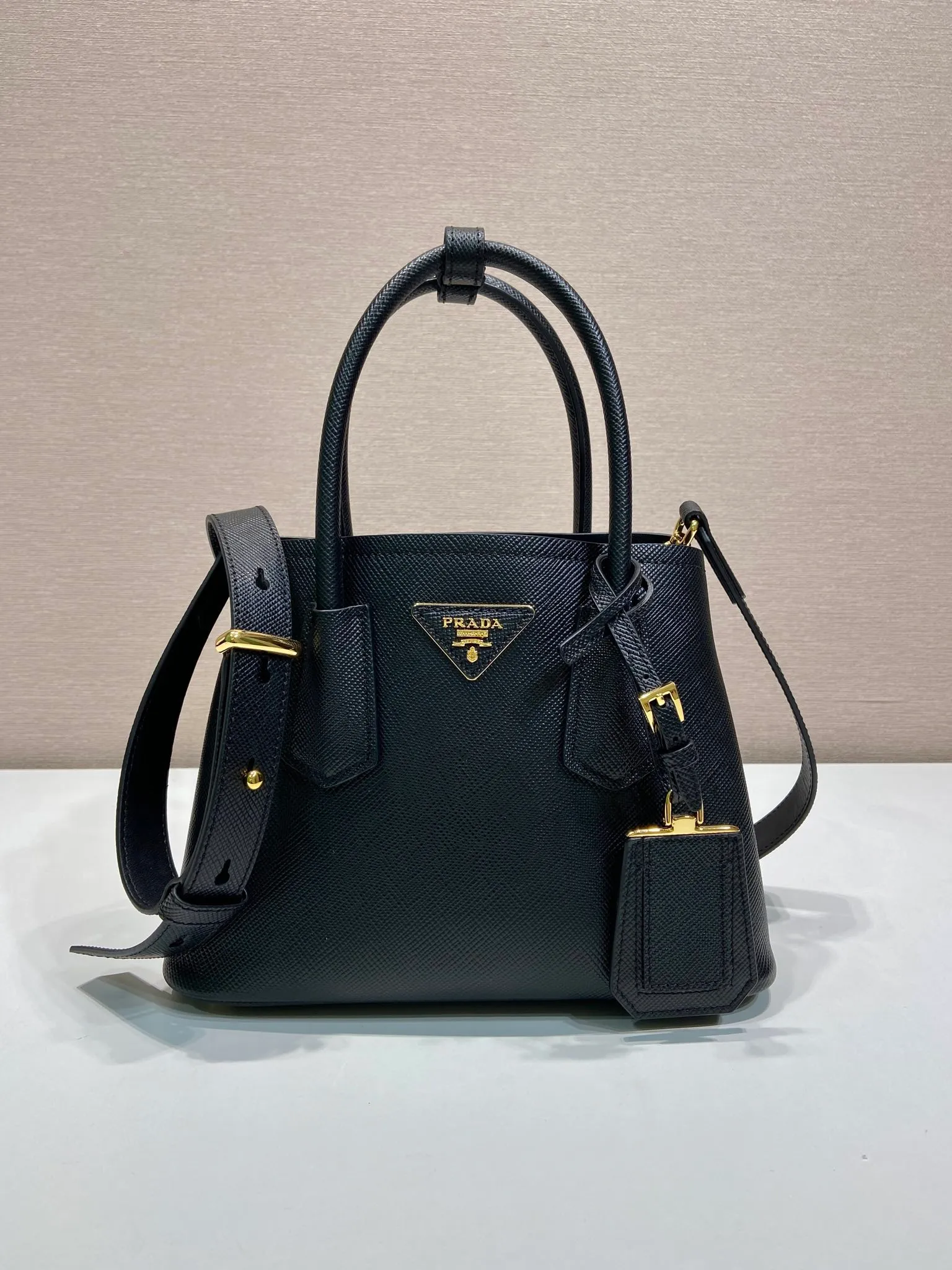 💰1900🎉New style🎉1BG443 small shopping bag🎉🎉 This Double handbag is presented in a novel mini version, combining functionality and exquisite style. Tonal leather triangle wraps around signature metal lettering logo at front. Detachable shoulder strap for shoulder or cross-body wear. Simple and elegant, if you like babies, hurry up and get it🎉🎉 Length 25x Height 18.5x Bottom 12.5cm🎉🎉🎉👏👏👏