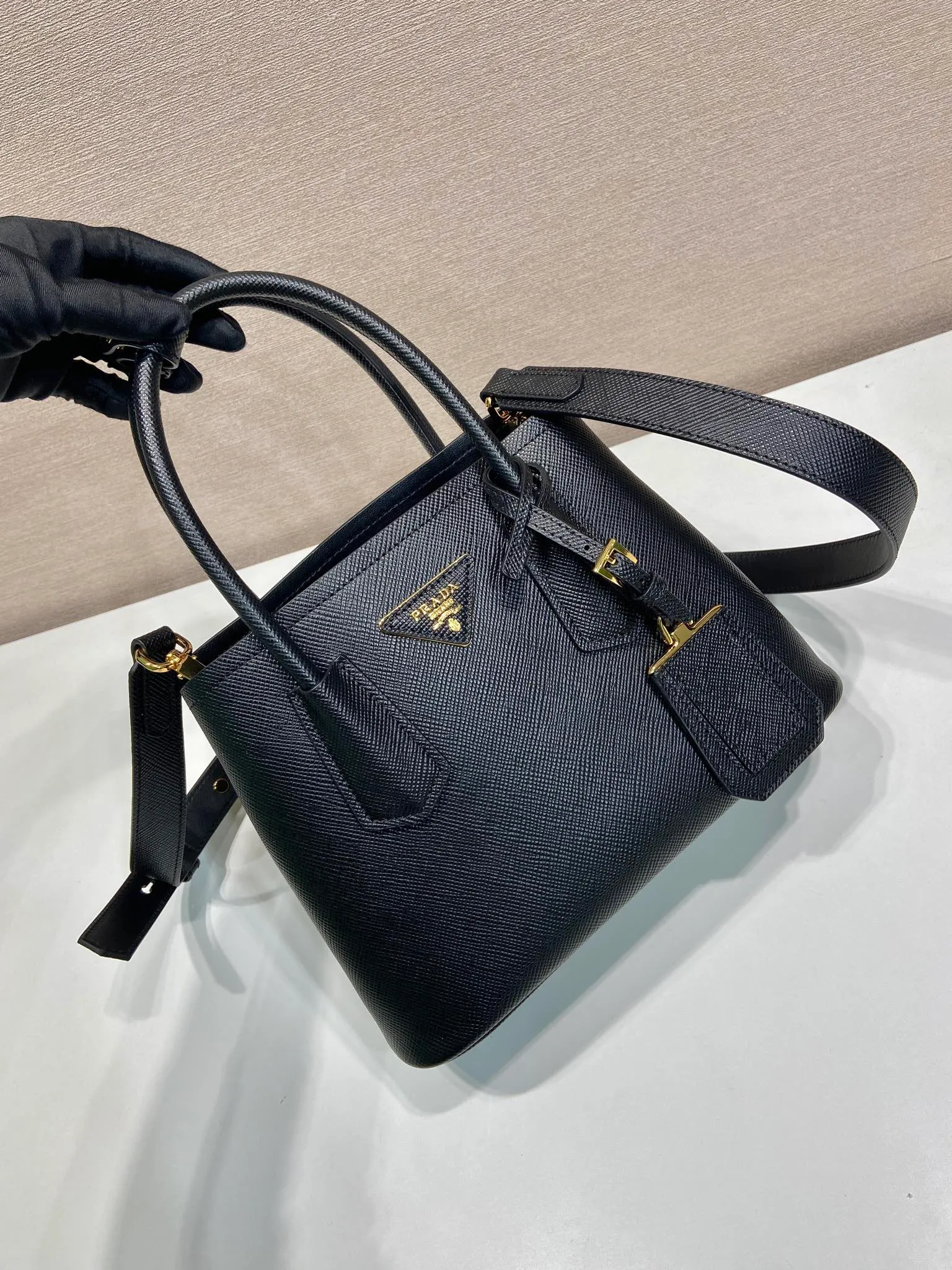 💰1900🎉New style🎉1BG443 small shopping bag🎉🎉 This Double handbag is presented in a novel mini version, combining functionality and exquisite style. Tonal leather triangle wraps around signature metal lettering logo at front. Detachable shoulder strap for shoulder or cross-body wear. Simple and elegant, if you like babies, hurry up and get it🎉🎉 Length 25x Height 18.5x Bottom 12.5cm🎉🎉🎉👏👏👏