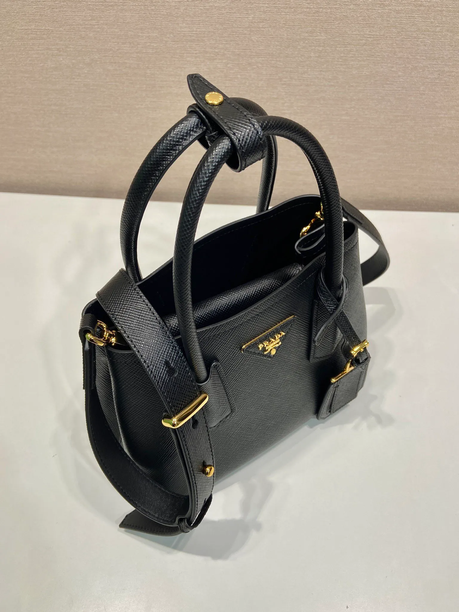 💰1900🎉New style🎉1BG443 small shopping bag🎉🎉 This Double handbag is presented in a novel mini version, combining functionality and exquisite style. Tonal leather triangle wraps around signature metal lettering logo at front. Detachable shoulder strap for shoulder or cross-body wear. Simple and elegant, if you like babies, hurry up and get it🎉🎉 Length 25x Height 18.5x Bottom 12.5cm🎉🎉🎉👏👏👏