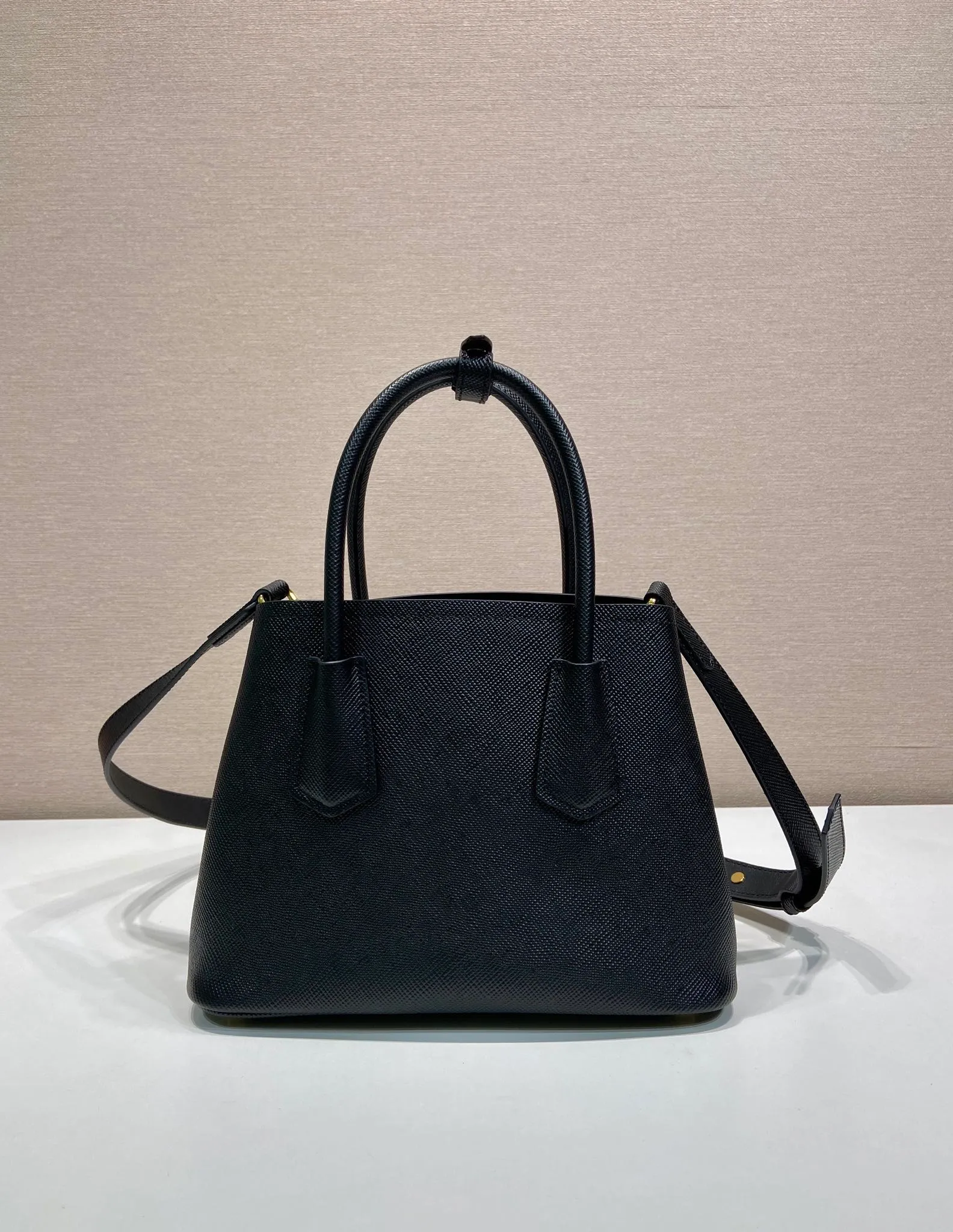 💰1900🎉New style🎉1BG443 small shopping bag🎉🎉 This Double handbag is presented in a novel mini version, combining functionality and exquisite style. Tonal leather triangle wraps around signature metal lettering logo at front. Detachable shoulder strap for shoulder or cross-body wear. Simple and elegant, if you like babies, hurry up and get it🎉🎉 Length 25x Height 18.5x Bottom 12.5cm🎉🎉🎉👏👏👏