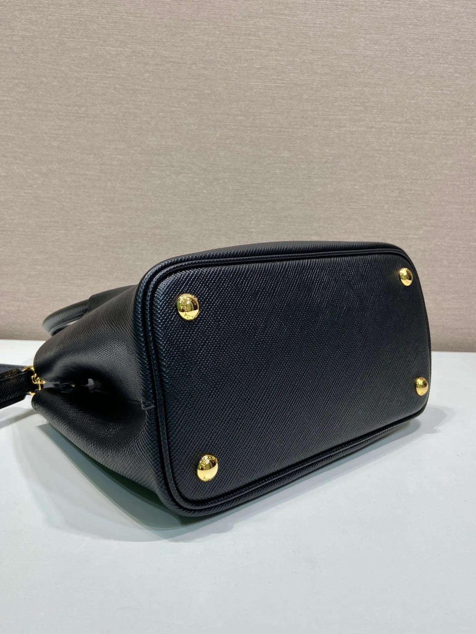 💰1900🎉New style🎉1BG443 small shopping bag🎉🎉 This Double handbag is presented in a novel mini version, combining functionality and exquisite style. Tonal leather triangle wraps around signature metal lettering logo at front. Detachable shoulder strap for shoulder or cross-body wear. Simple and elegant, if you like babies, hurry up and get it🎉🎉 Length 25x Height 18.5x Bottom 12.5cm🎉🎉🎉👏👏👏
