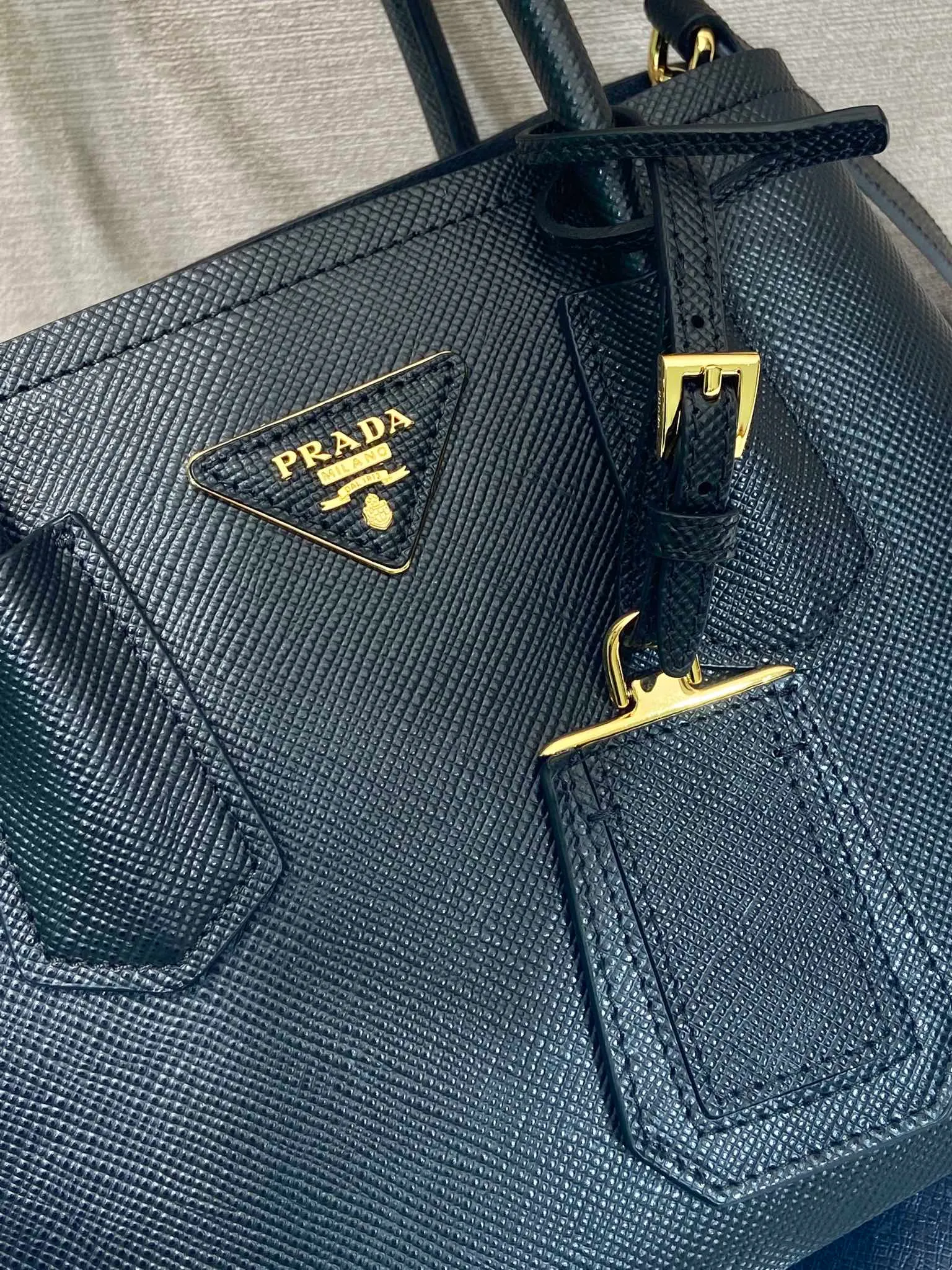 💰1900🎉New style🎉1BG443 small shopping bag🎉🎉 This Double handbag is presented in a novel mini version, combining functionality and exquisite style. Tonal leather triangle wraps around signature metal lettering logo at front. Detachable shoulder strap for shoulder or cross-body wear. Simple and elegant, if you like babies, hurry up and get it🎉🎉 Length 25x Height 18.5x Bottom 12.5cm🎉🎉🎉👏👏👏
