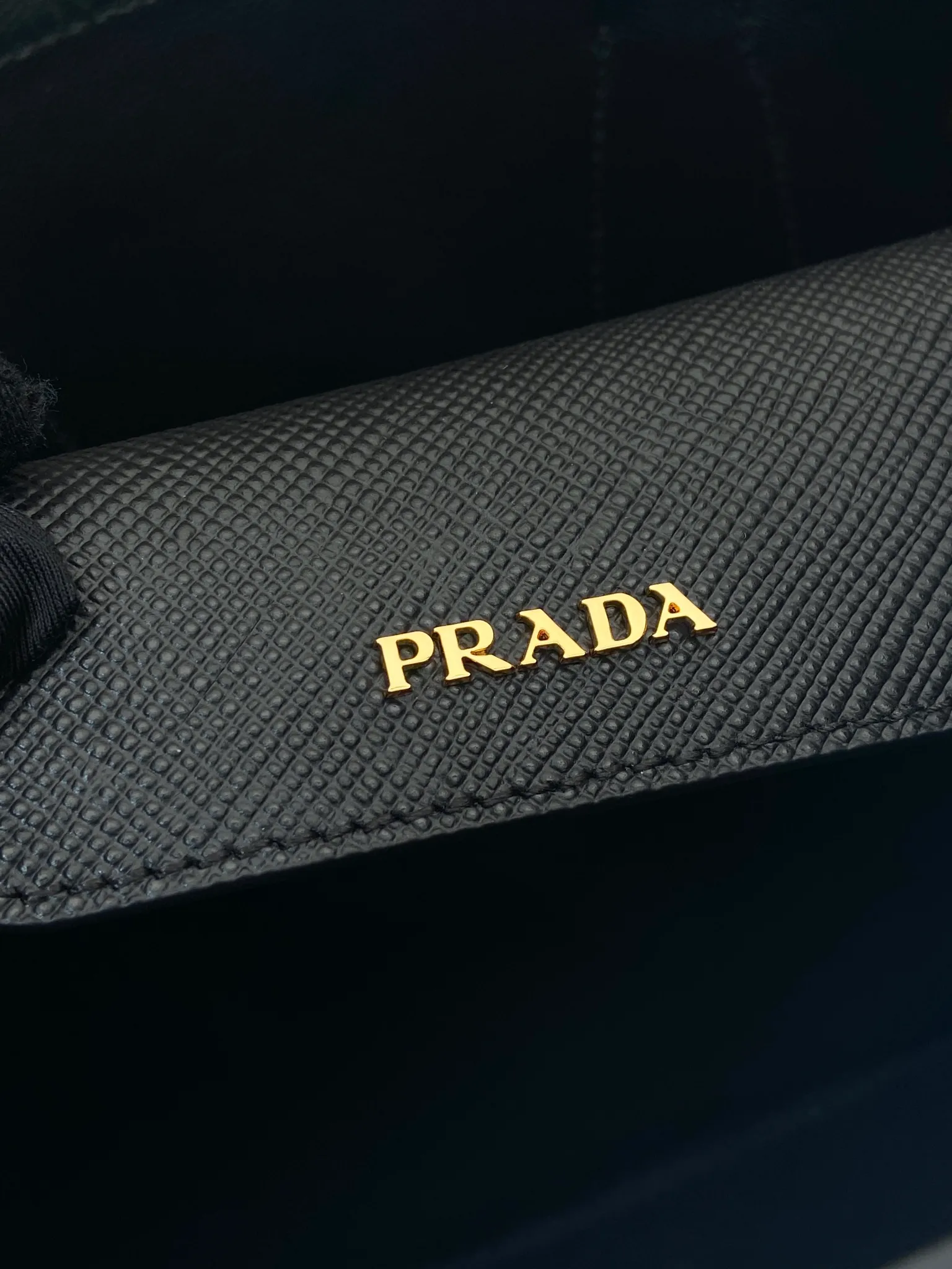 💰1900🎉New style🎉1BG443 small shopping bag🎉🎉 This Double handbag is presented in a novel mini version, combining functionality and exquisite style. Tonal leather triangle wraps around signature metal lettering logo at front. Detachable shoulder strap for shoulder or cross-body wear. Simple and elegant, if you like babies, hurry up and get it🎉🎉 Length 25x Height 18.5x Bottom 12.5cm🎉🎉🎉👏👏👏
