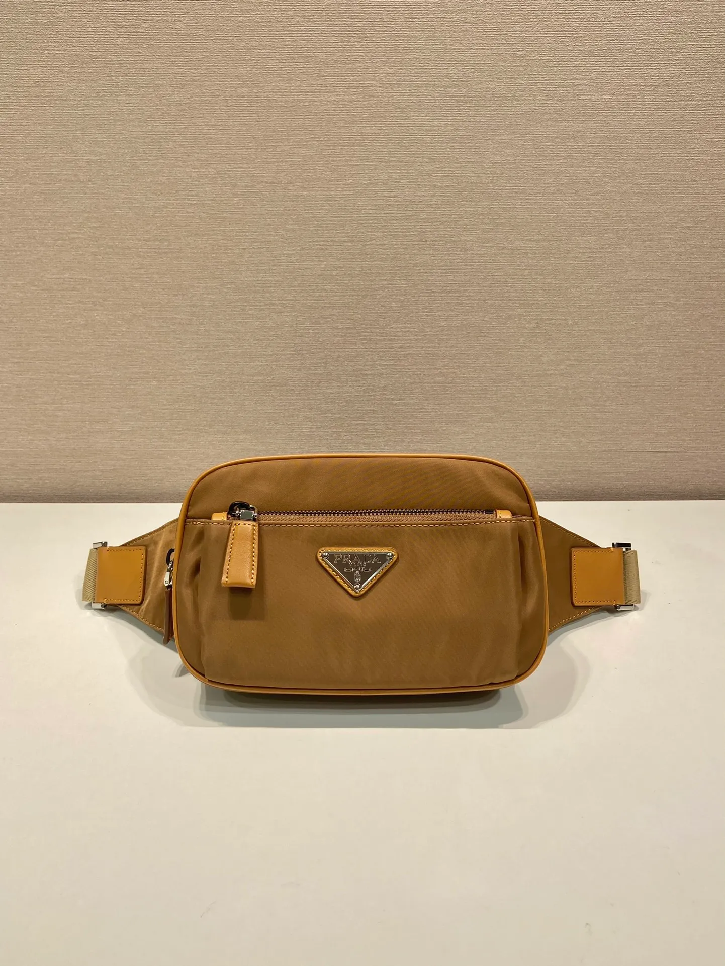 💰760🎉Classic hot style🎉2VL977 cork color👍👍 This fanny pack is made of imported nylon material, adjustable nylon belt with buckle, zipper closure, polished steel hardware, internal logo plate, external enamel triangle logo, can be used as a fanny pack and chest bag, suitable for both men and women😘😘Another popular style that will never go out of style👍👍Length 21xH12.5xBottom 4.5cm👍👍👍💰💰💰