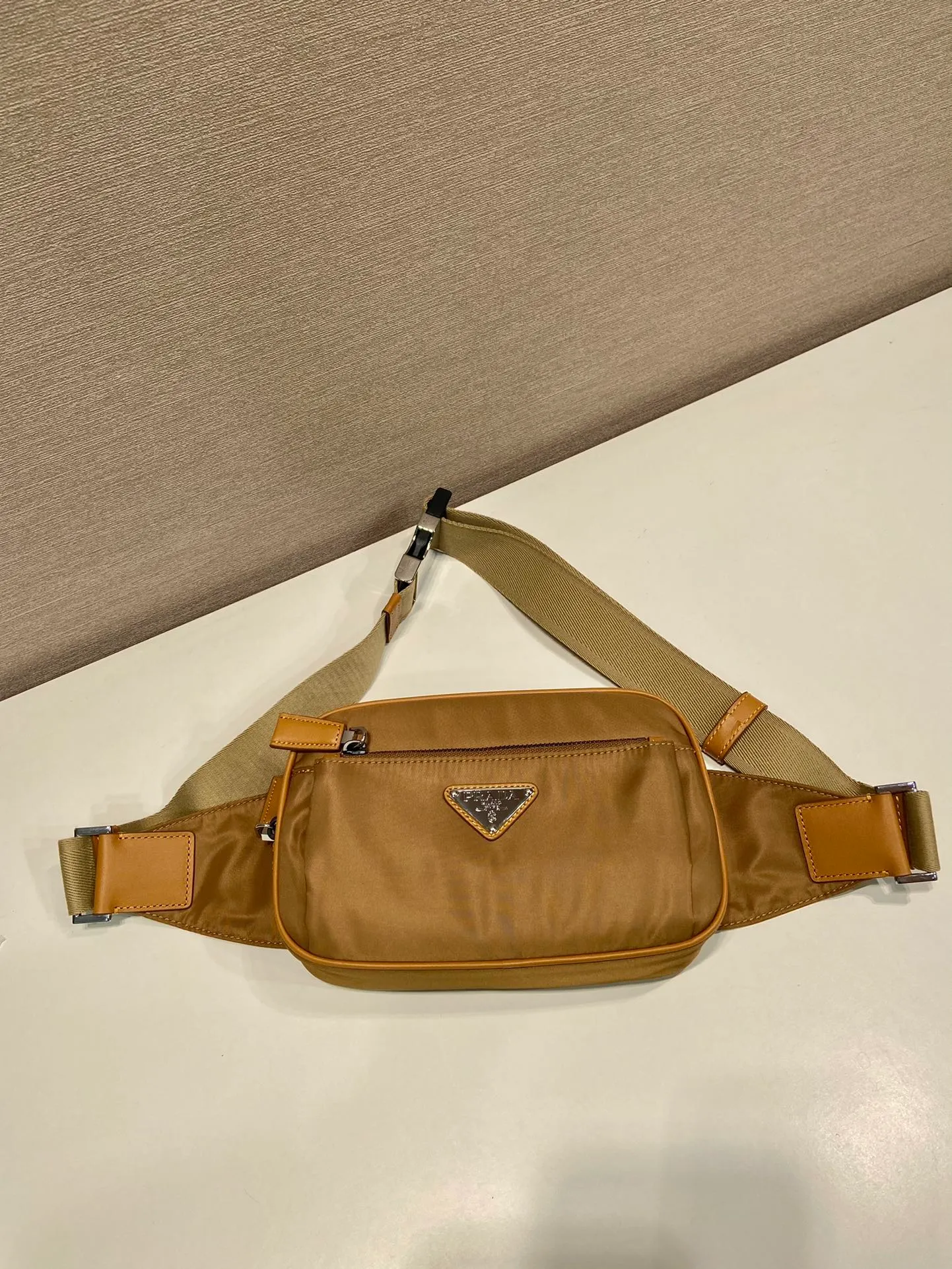 💰760🎉Classic hot style🎉2VL977 cork color👍👍 This fanny pack is made of imported nylon material, adjustable nylon belt with buckle, zipper closure, polished steel hardware, internal logo plate, external enamel triangle logo, can be used as a fanny pack and chest bag, suitable for both men and women😘😘Another popular style that will never go out of style👍👍Length 21xH12.5xBottom 4.5cm👍👍👍💰💰💰