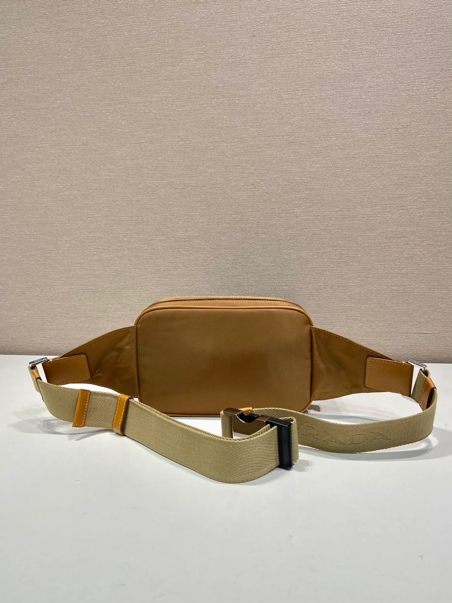 💰760🎉Classic hot style🎉2VL977 cork color👍👍 This fanny pack is made of imported nylon material, adjustable nylon belt with buckle, zipper closure, polished steel hardware, internal logo plate, external enamel triangle logo, can be used as a fanny pack and chest bag, suitable for both men and women😘😘Another popular style that will never go out of style👍👍Length 21xH12.5xBottom 4.5cm👍👍👍💰💰💰