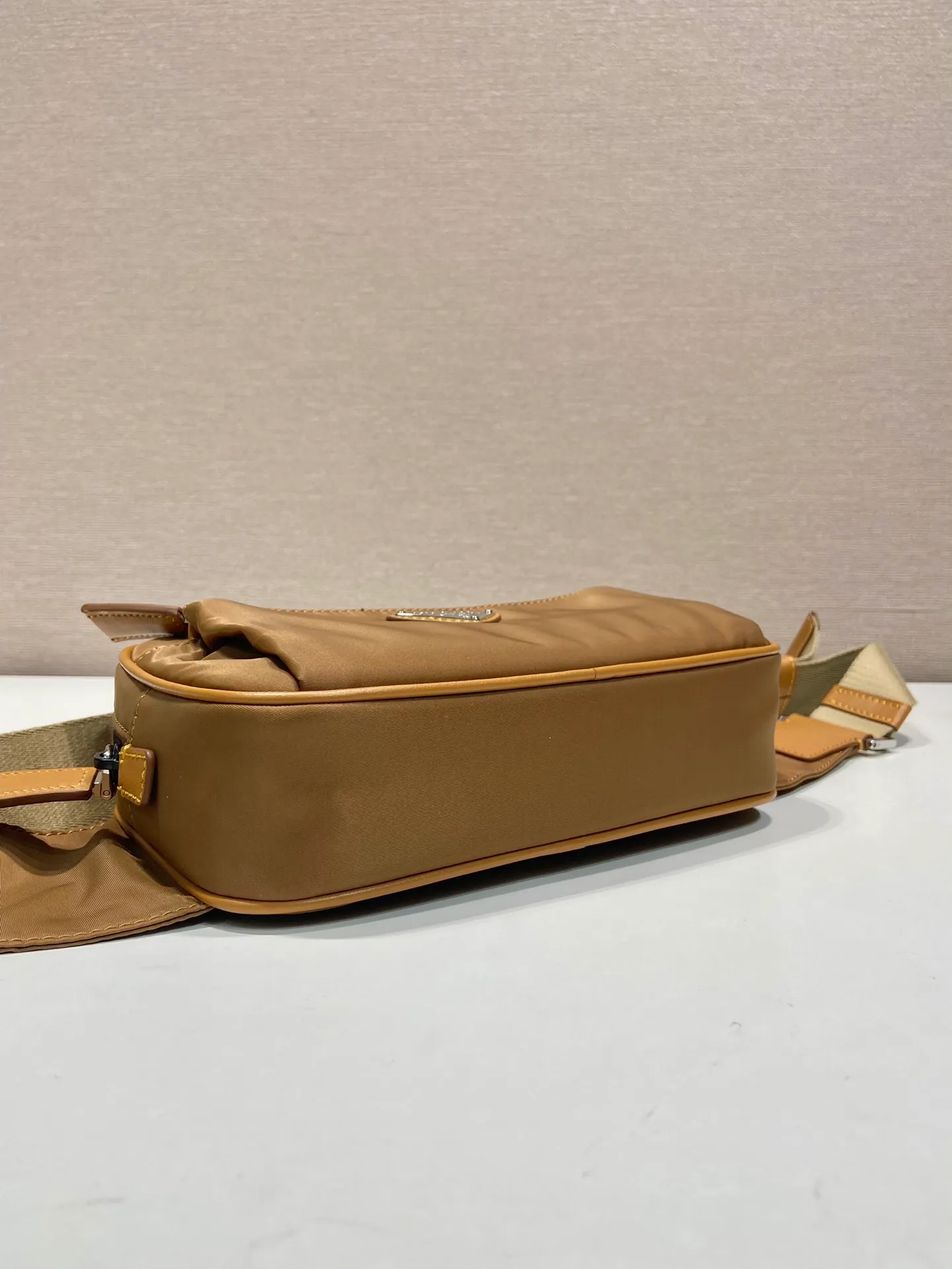 💰760🎉Classic hot style🎉2VL977 cork color👍👍 This fanny pack is made of imported nylon material, adjustable nylon belt with buckle, zipper closure, polished steel hardware, internal logo plate, external enamel triangle logo, can be used as a fanny pack and chest bag, suitable for both men and women😘😘Another popular style that will never go out of style👍👍Length 21xH12.5xBottom 4.5cm👍👍👍💰💰💰