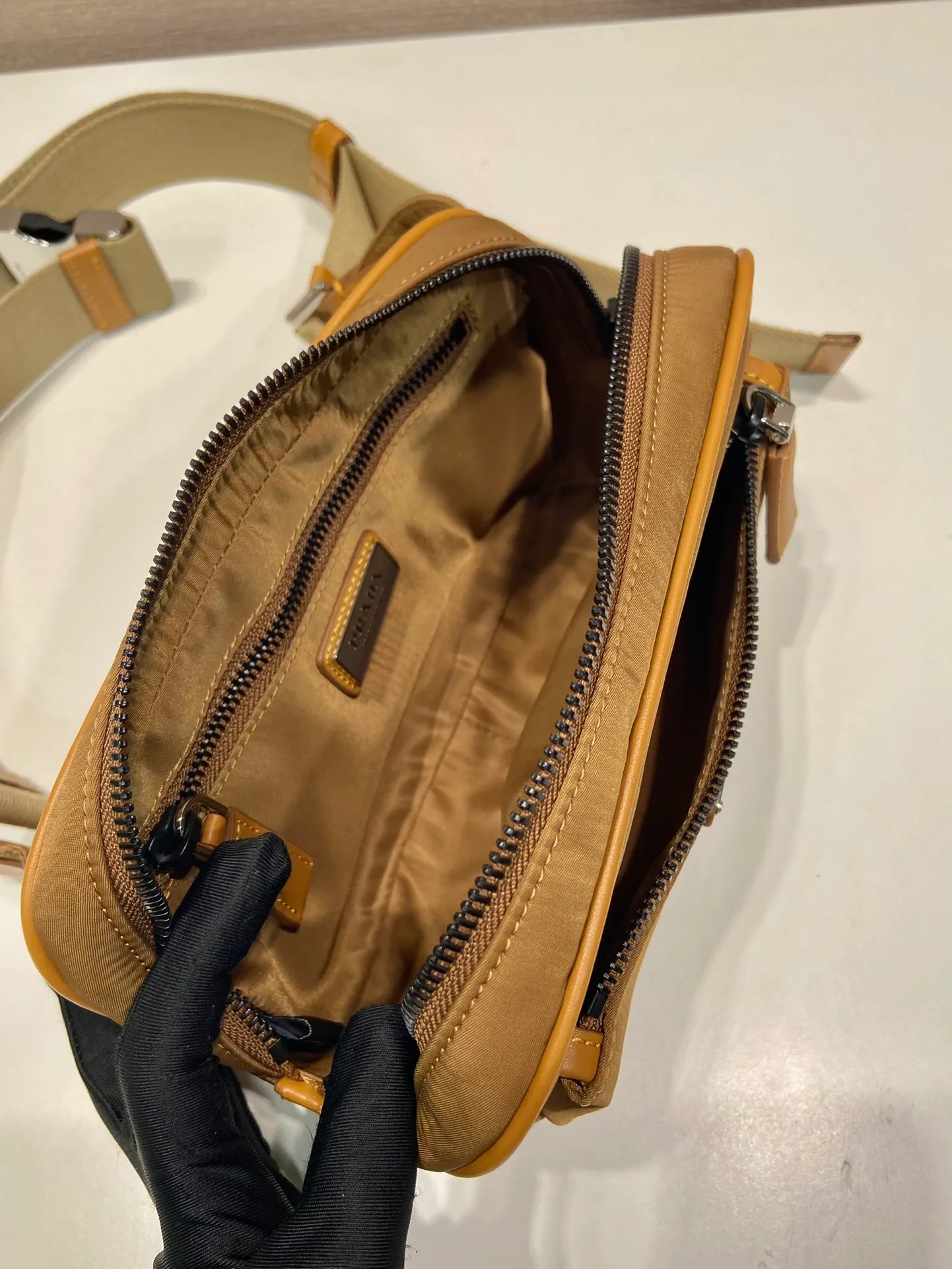 💰760🎉Classic hot style🎉2VL977 cork color👍👍 This fanny pack is made of imported nylon material, adjustable nylon belt with buckle, zipper closure, polished steel hardware, internal logo plate, external enamel triangle logo, can be used as a fanny pack and chest bag, suitable for both men and women😘😘Another popular style that will never go out of style👍👍Length 21xH12.5xBottom 4.5cm👍👍👍💰💰💰