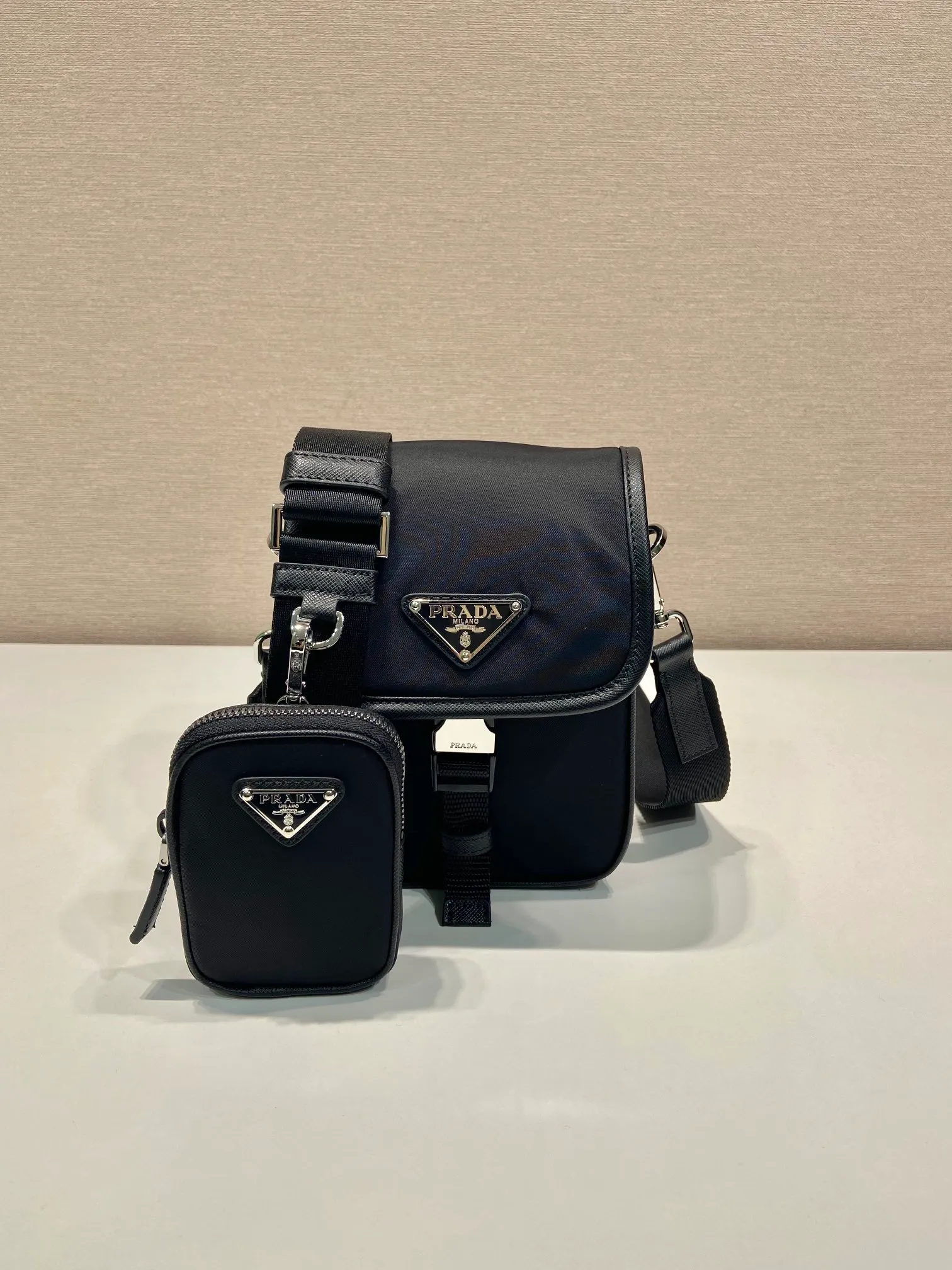 💰960🎉Upgraded mobile phone bag🎉2VD043 shoulder strap is detachable🎉 This shoulder bag has a front flap, is made of iconic Saffiano leather and Re-Nylon recycled nylon material, and is equipped with a detachable and adjustable long shoulder strap. The design space is large and the upper body effect is very cool. It is another one worth buying😘😘to create a unique mix and match design style. It looks simple and elegant, and it is a popular style that will never go out of style👏👏 Length 14x height 19x bottom 5.5cm
