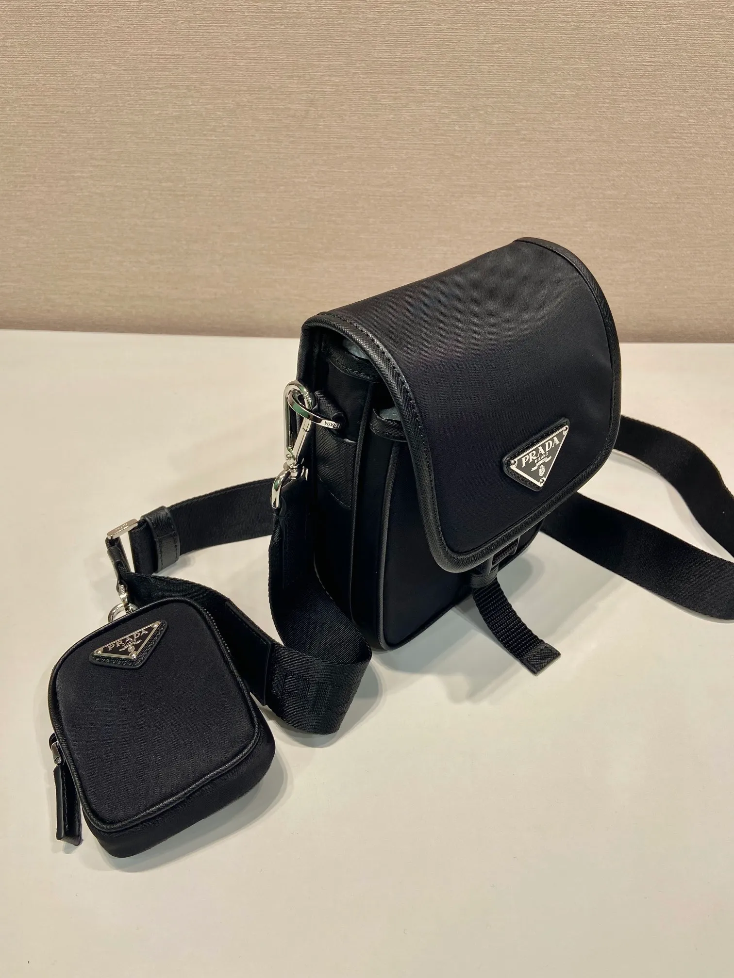 💰960🎉Upgraded mobile phone bag🎉2VD043 shoulder strap is detachable🎉 This shoulder bag has a front flap, is made of iconic Saffiano leather and Re-Nylon recycled nylon material, and is equipped with a detachable and adjustable long shoulder strap. The design space is large and the upper body effect is very cool. It is another one worth buying😘😘to create a unique mix and match design style. It looks simple and elegant, and it is a popular style that will never go out of style👏👏 Length 14x height 19x bottom 5.5cm