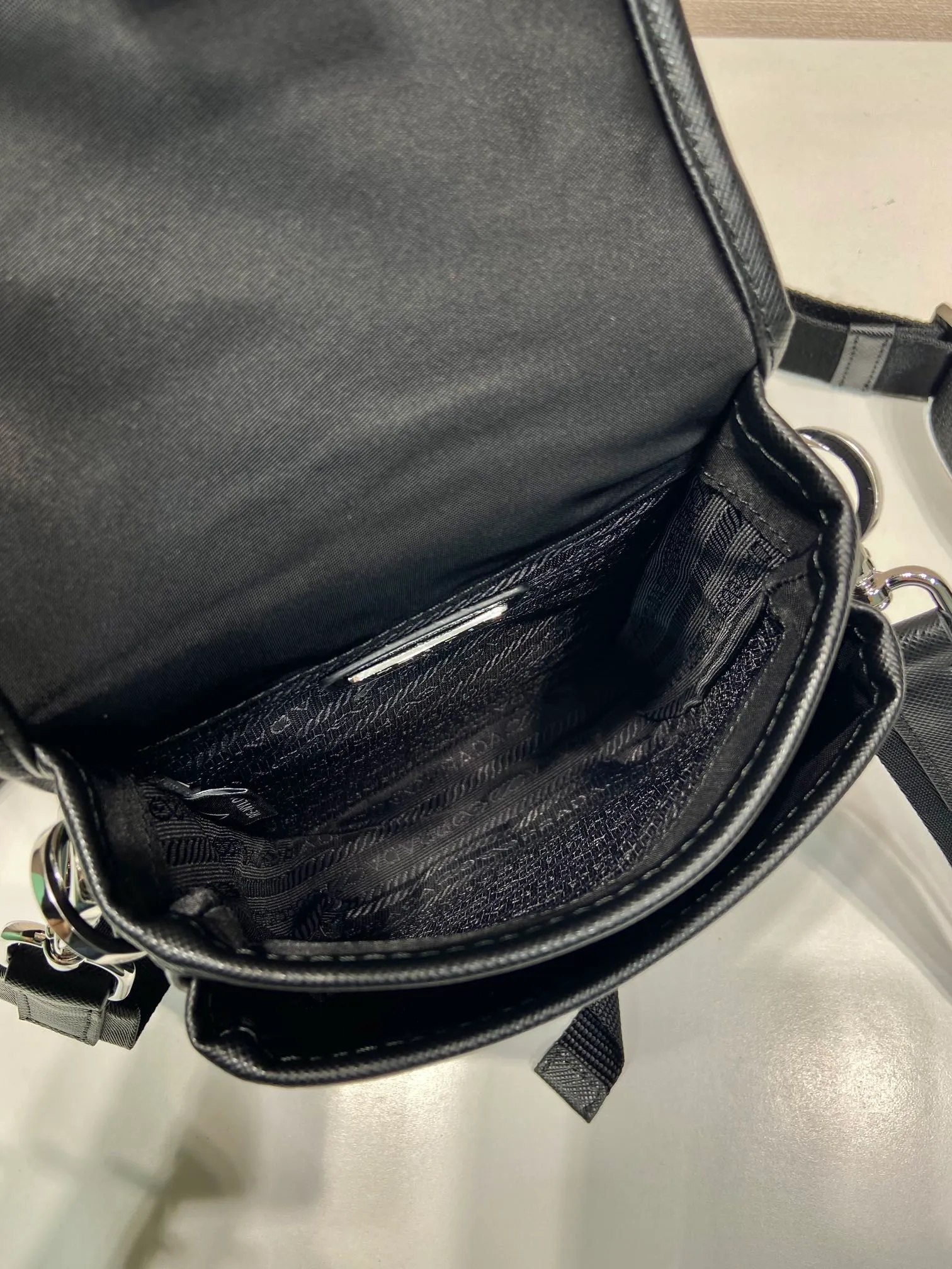 💰960🎉Upgraded mobile phone bag🎉2VD043 shoulder strap is detachable🎉 This shoulder bag has a front flap, is made of iconic Saffiano leather and Re-Nylon recycled nylon material, and is equipped with a detachable and adjustable long shoulder strap. The design space is large and the upper body effect is very cool. It is another one worth buying😘😘to create a unique mix and match design style. It looks simple and elegant, and it is a popular style that will never go out of style👏👏 Length 14x height 19x bottom 5.5cm