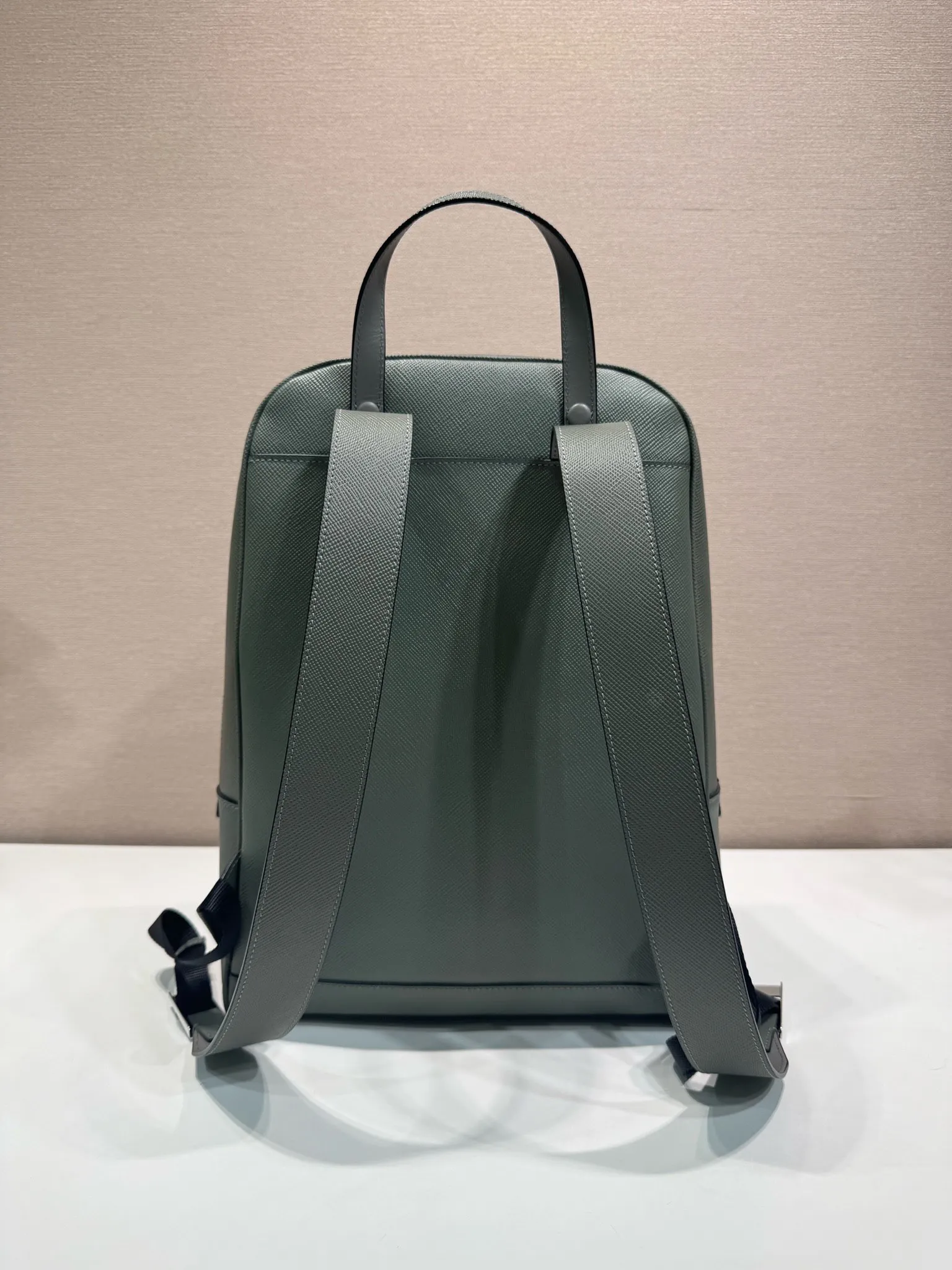 💰2360🎉New backpack🎉2VZ102 new👏Original item👍👍 Made of imported Saffiano leather material, metal hardware accessories, two adjustable leather straps😘😘With two-way zipper, front pocket design, this backpack is simple and fashionable. It can meet various occasions such as commuting to work or daily travel during vacation. Another popular style that will never go out of style👍👍Length 30x Height 43x Bottom 12.5cm👏👏👏💰💰💰