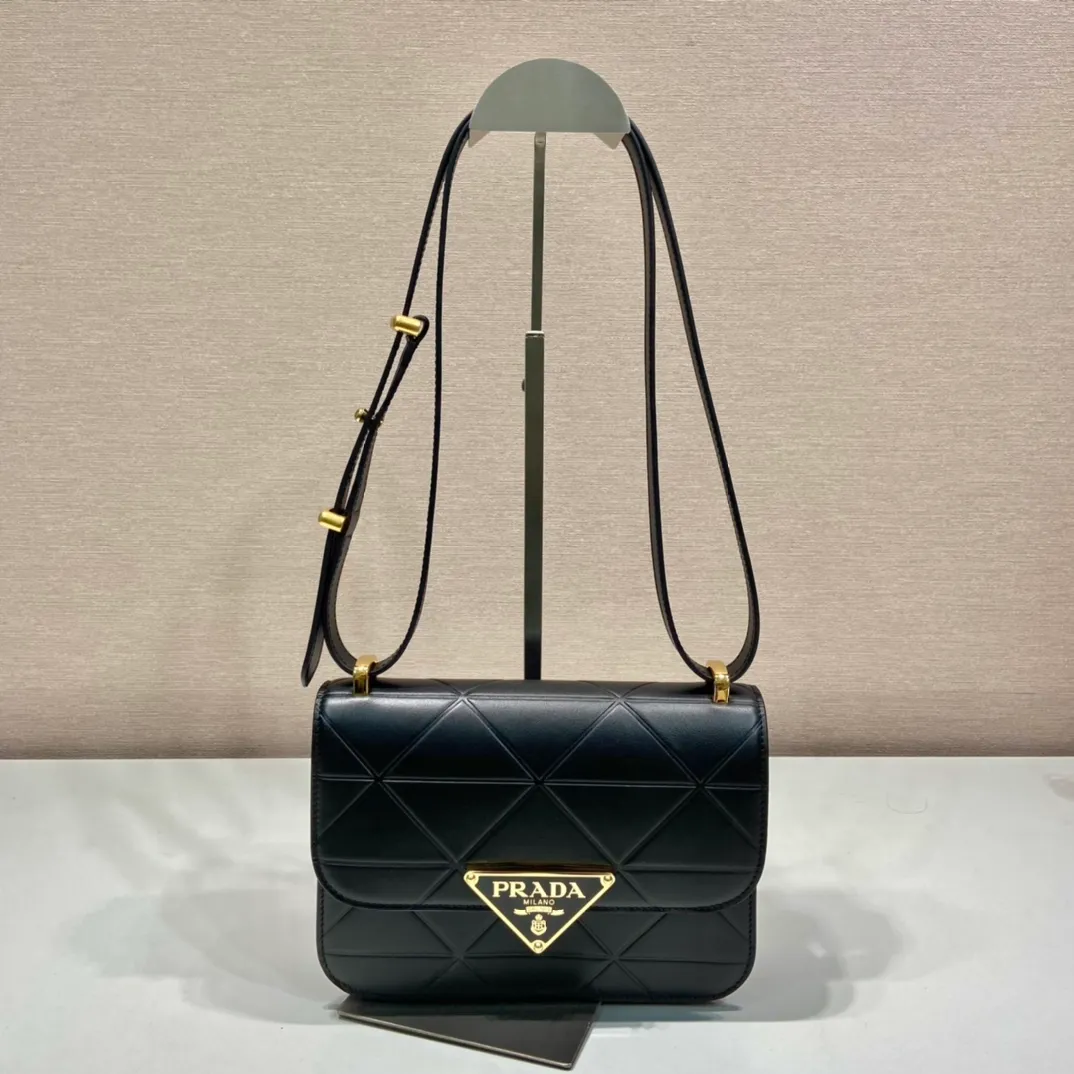💰1500🎉New triangular rhombus stewardess bag🎉1BD320🎉🎉 This stewardess bag is made of imported calfskin, with a handmade triangular rhombus design. The long shoulder strap is adjustable and can be worn on one shoulder or crossbody. The front triangular metal closure. It has a large capacity, is simple and elegant, and is full of fashion. Babies, hurry up and get started. 🎉🎉 Length 22x Height 16x Bottom 6cm🎉🎉🎉👏👏👏