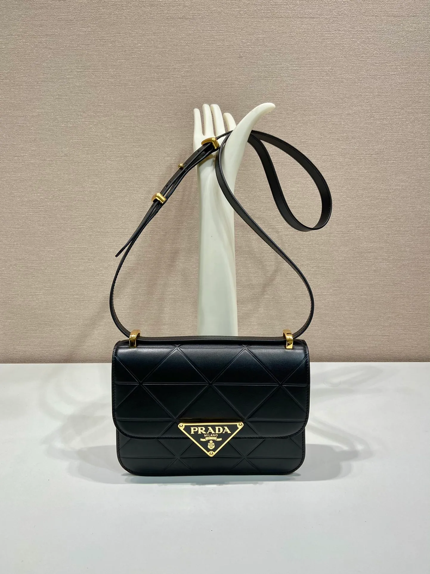 💰1500🎉New triangular rhombus stewardess bag🎉1BD320🎉🎉 This stewardess bag is made of imported calfskin, with a handmade triangular rhombus design. The long shoulder strap is adjustable and can be worn on one shoulder or crossbody. The front triangular metal closure. It has a large capacity, is simple and elegant, and is full of fashion. Babies, hurry up and get started. 🎉🎉 Length 22x Height 16x Bottom 6cm🎉🎉🎉👏👏👏