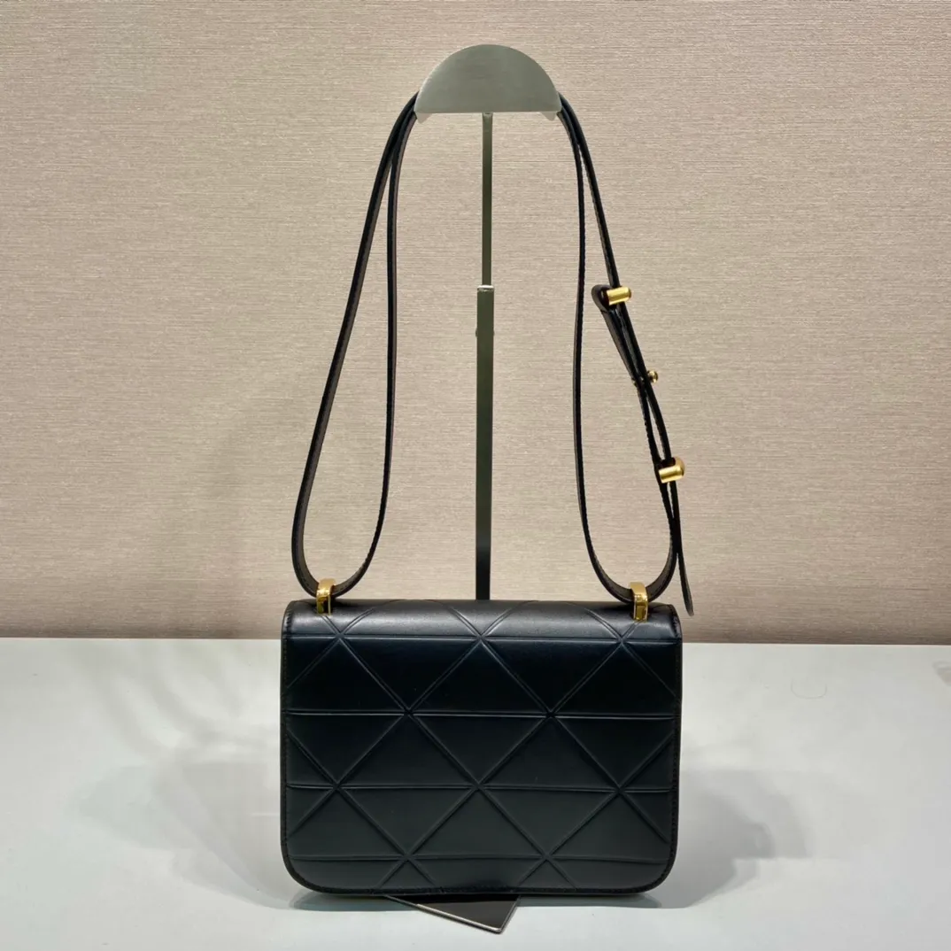 💰1500🎉New triangular rhombus stewardess bag🎉1BD320🎉🎉 This stewardess bag is made of imported calfskin, with a handmade triangular rhombus design. The long shoulder strap is adjustable and can be worn on one shoulder or crossbody. The front triangular metal closure. It has a large capacity, is simple and elegant, and is full of fashion. Babies, hurry up and get started. 🎉🎉 Length 22x Height 16x Bottom 6cm🎉🎉🎉👏👏👏