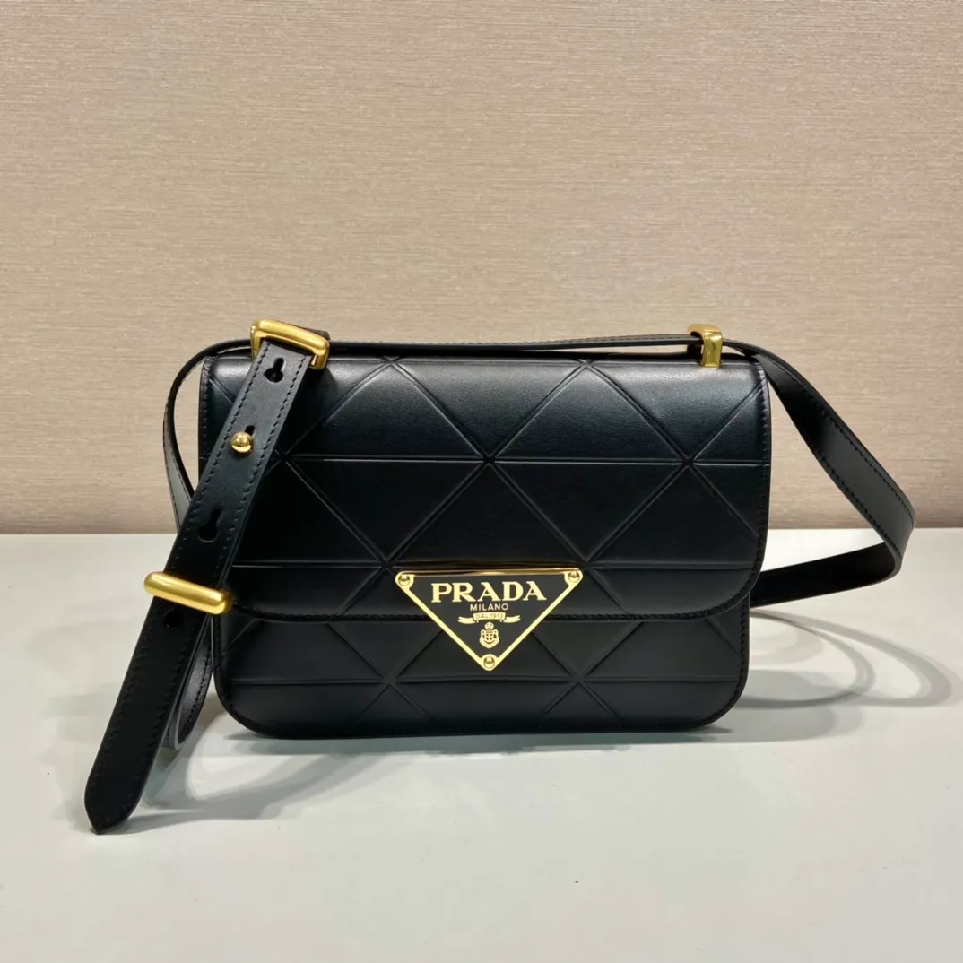💰1500🎉New triangular rhombus stewardess bag🎉1BD320🎉🎉 This stewardess bag is made of imported calfskin, with a handmade triangular rhombus design. The long shoulder strap is adjustable and can be worn on one shoulder or crossbody. The front triangular metal closure. It has a large capacity, is simple and elegant, and is full of fashion. Babies, hurry up and get started. 🎉🎉 Length 22x Height 16x Bottom 6cm🎉🎉🎉👏👏👏