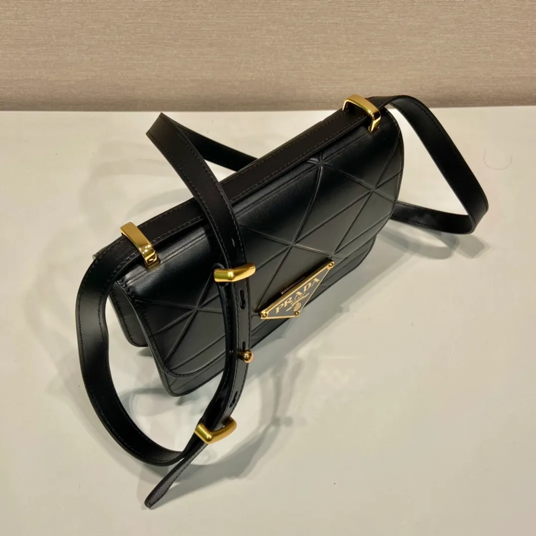 💰1500🎉New triangular rhombus stewardess bag🎉1BD320🎉🎉 This stewardess bag is made of imported calfskin, with a handmade triangular rhombus design. The long shoulder strap is adjustable and can be worn on one shoulder or crossbody. The front triangular metal closure. It has a large capacity, is simple and elegant, and is full of fashion. Babies, hurry up and get started. 🎉🎉 Length 22x Height 16x Bottom 6cm🎉🎉🎉👏👏👏