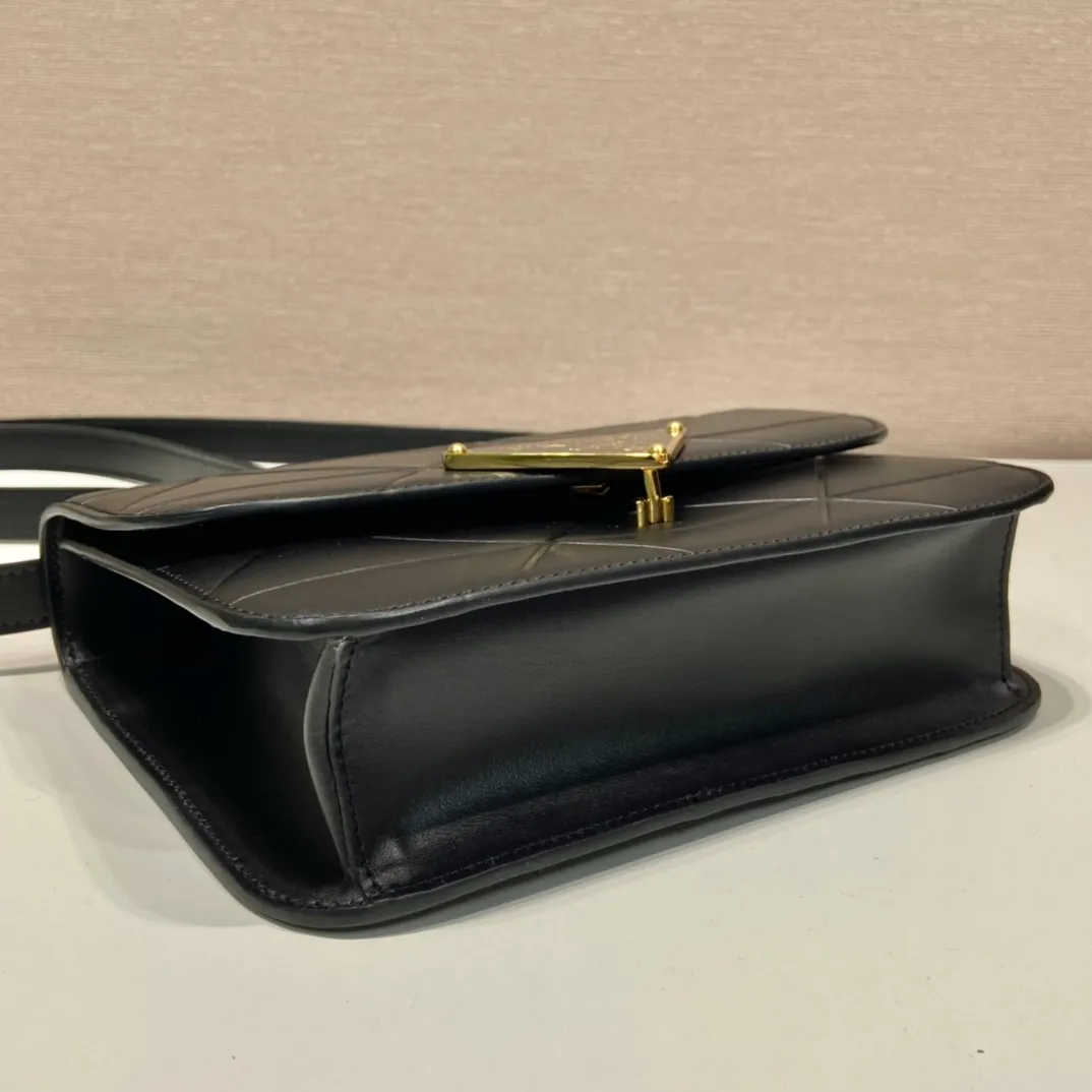 💰1500🎉New triangular rhombus stewardess bag🎉1BD320🎉🎉 This stewardess bag is made of imported calfskin, with a handmade triangular rhombus design. The long shoulder strap is adjustable and can be worn on one shoulder or crossbody. The front triangular metal closure. It has a large capacity, is simple and elegant, and is full of fashion. Babies, hurry up and get started. 🎉🎉 Length 22x Height 16x Bottom 6cm🎉🎉🎉👏👏👏