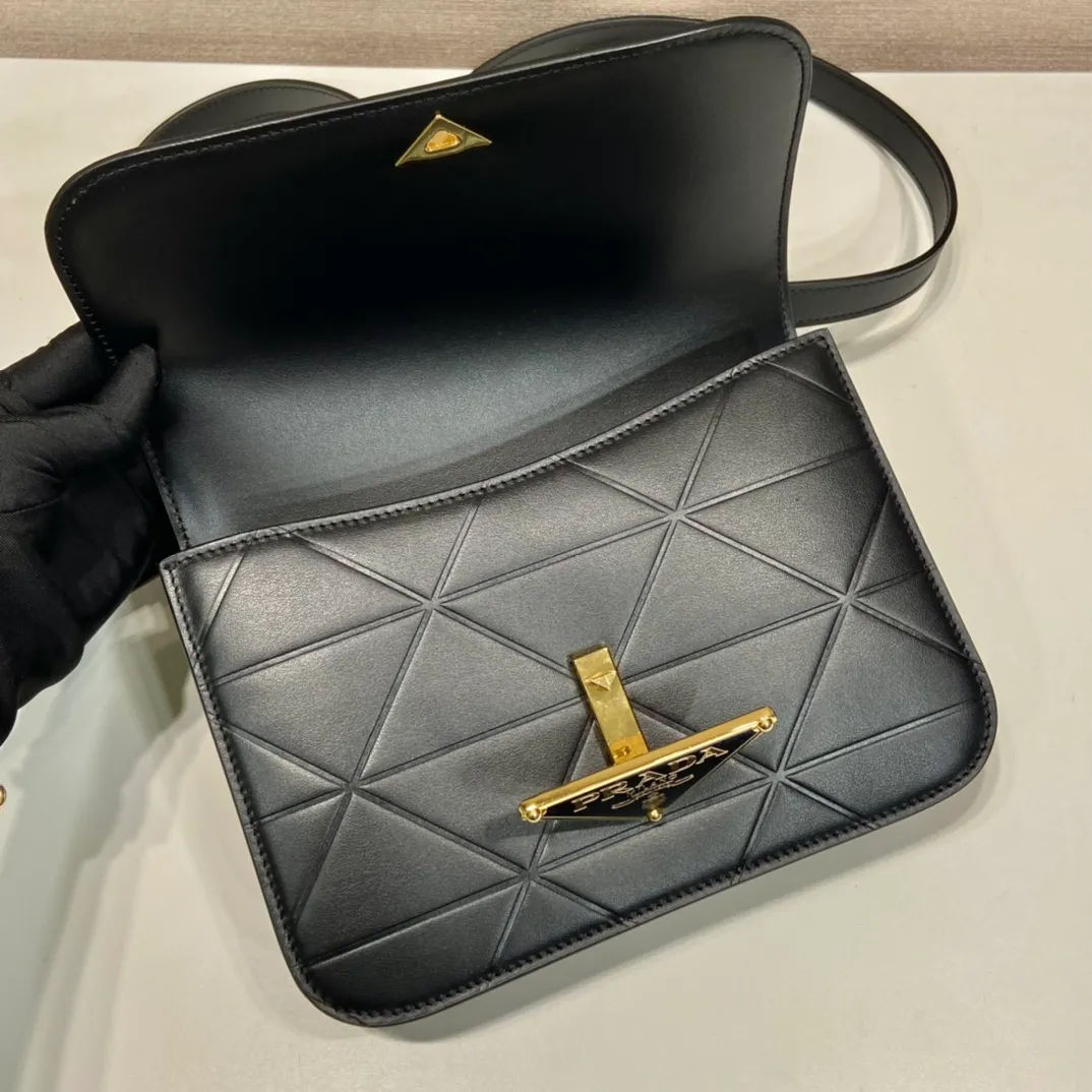 💰1500🎉New triangular rhombus stewardess bag🎉1BD320🎉🎉 This stewardess bag is made of imported calfskin, with a handmade triangular rhombus design. The long shoulder strap is adjustable and can be worn on one shoulder or crossbody. The front triangular metal closure. It has a large capacity, is simple and elegant, and is full of fashion. Babies, hurry up and get started. 🎉🎉 Length 22x Height 16x Bottom 6cm🎉🎉🎉👏👏👏