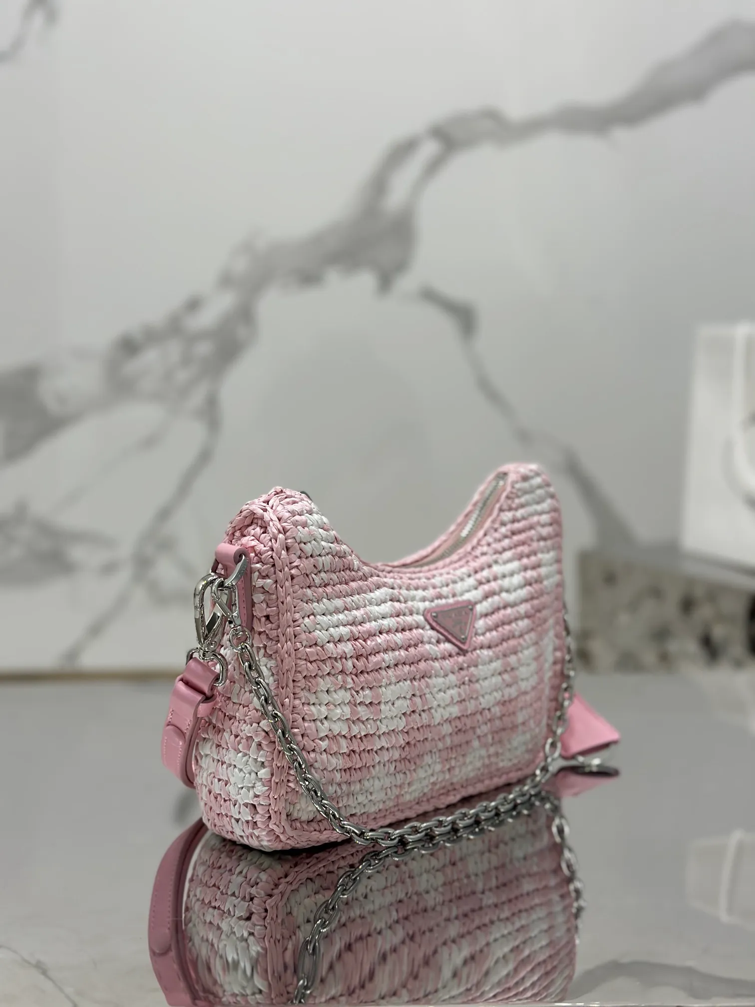 💰1640🌟Hobo armpit weaving is handmade with top-quality raffia, has smart colors and fashionable charm, and has a classic triangle logo on the front, with a detachable chain, handbag and leather shoulder. It is not only practical, lightweight but also beautiful! Size: 22-18-6cm Model: 1BC204 weaving