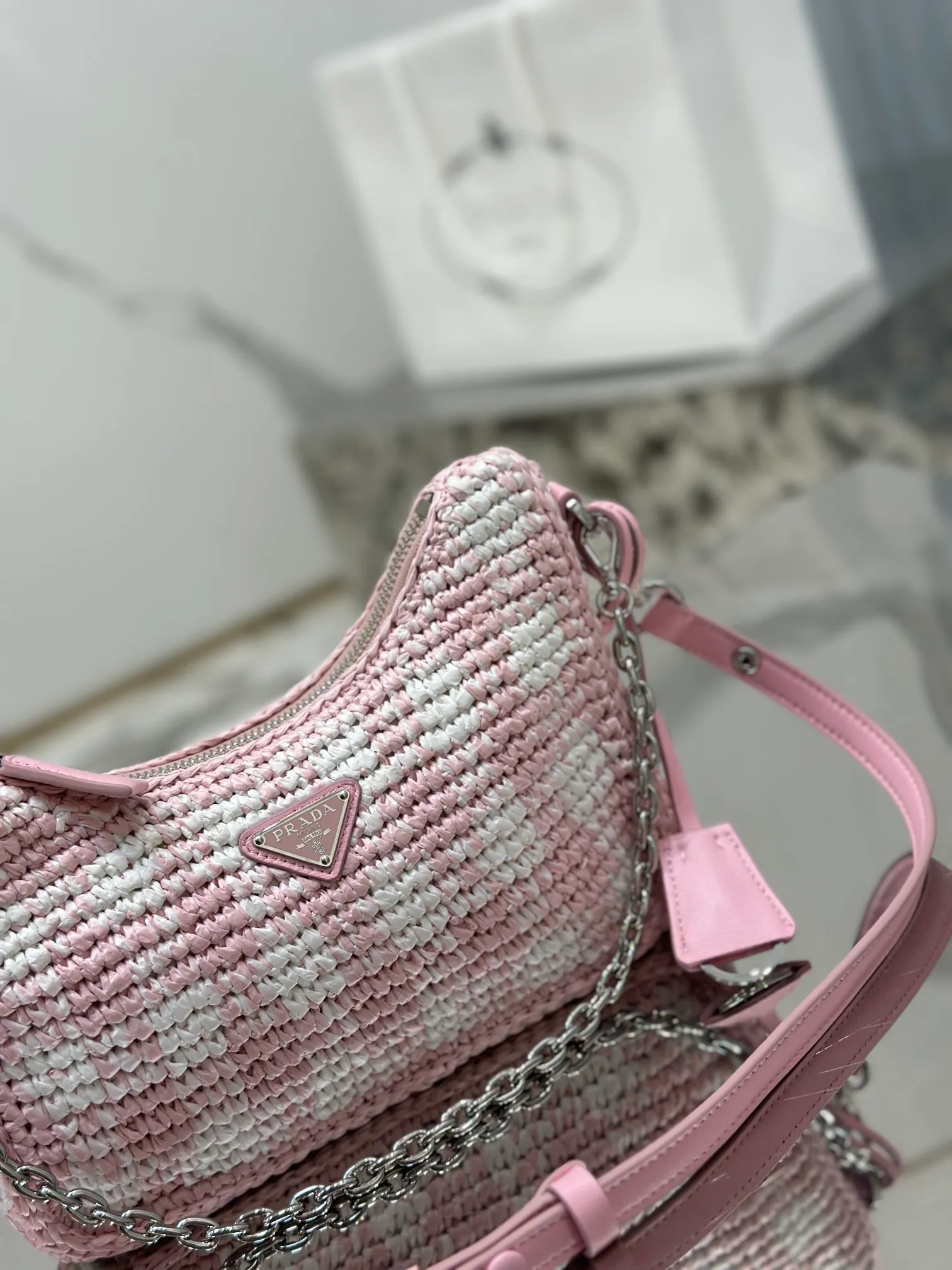 💰1640🌟Hobo armpit weaving is handmade with top-quality raffia, has smart colors and fashionable charm, and has a classic triangle logo on the front, with a detachable chain, handbag and leather shoulder. It is not only practical, lightweight but also beautiful! Size: 22-18-6cm Model: 1BC204 weaving