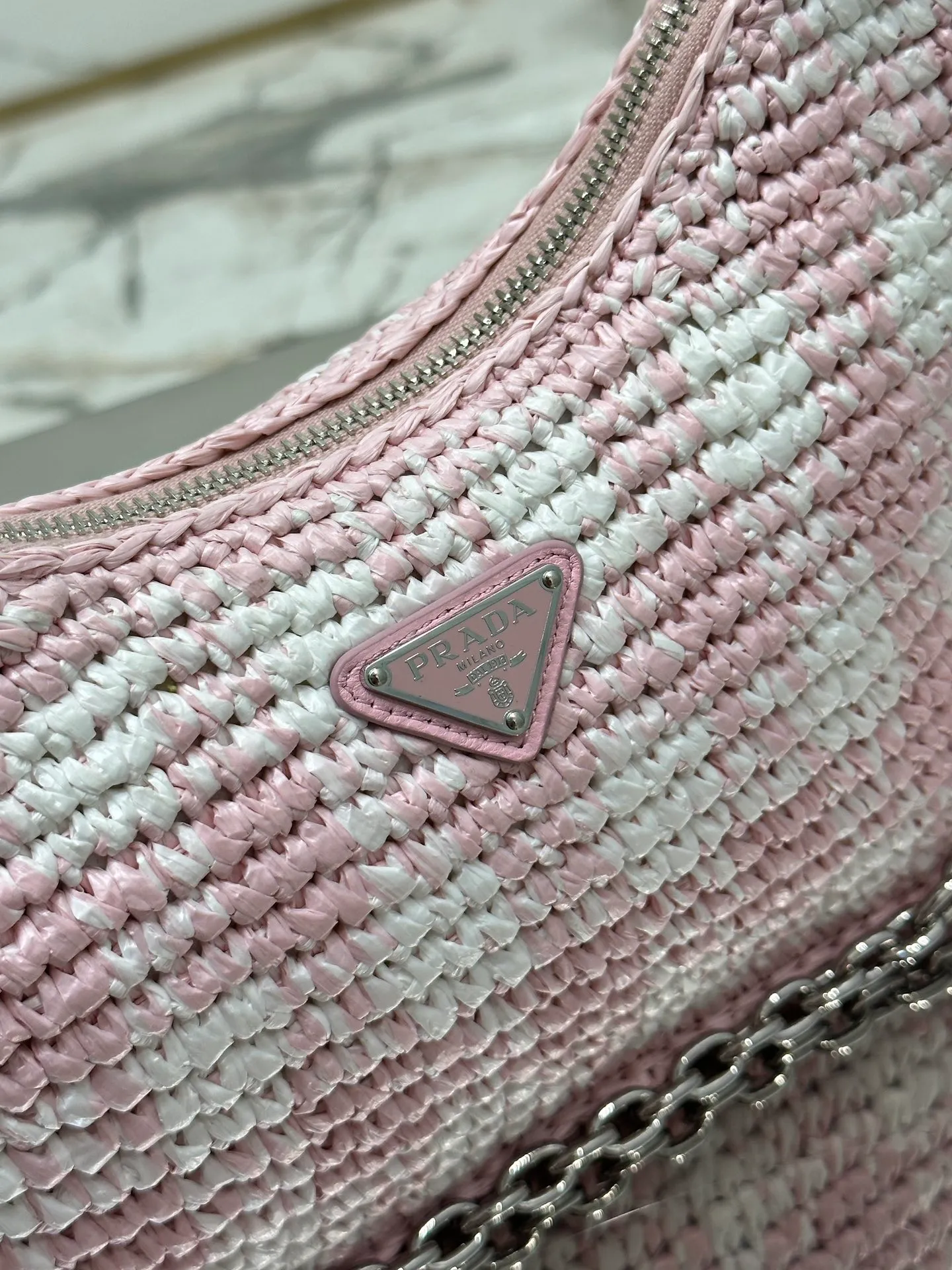 💰1640🌟Hobo armpit weaving is handmade with top-quality raffia, has smart colors and fashionable charm, and has a classic triangle logo on the front, with a detachable chain, handbag and leather shoulder. It is not only practical, lightweight but also beautiful! Size: 22-18-6cm Model: 1BC204 weaving