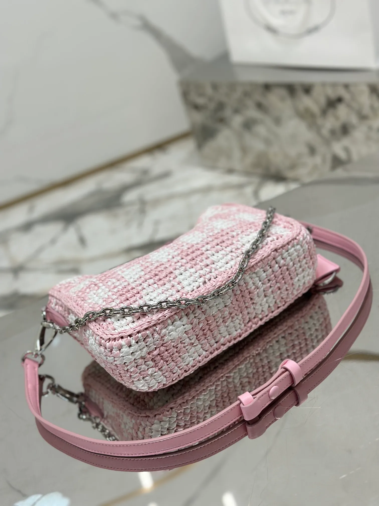 💰1640🌟Hobo armpit weaving is handmade with top-quality raffia, has smart colors and fashionable charm, and has a classic triangle logo on the front, with a detachable chain, handbag and leather shoulder. It is not only practical, lightweight but also beautiful! Size: 22-18-6cm Model: 1BC204 weaving