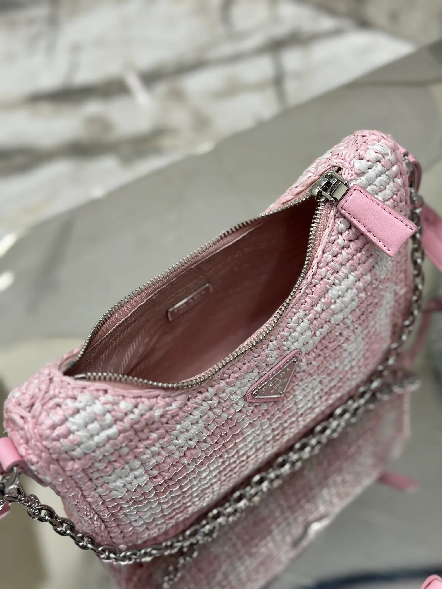 💰1640🌟Hobo armpit weaving is handmade with top-quality raffia, has smart colors and fashionable charm, and has a classic triangle logo on the front, with a detachable chain, handbag and leather shoulder. It is not only practical, lightweight but also beautiful! Size: 22-18-6cm Model: 1BC204 weaving