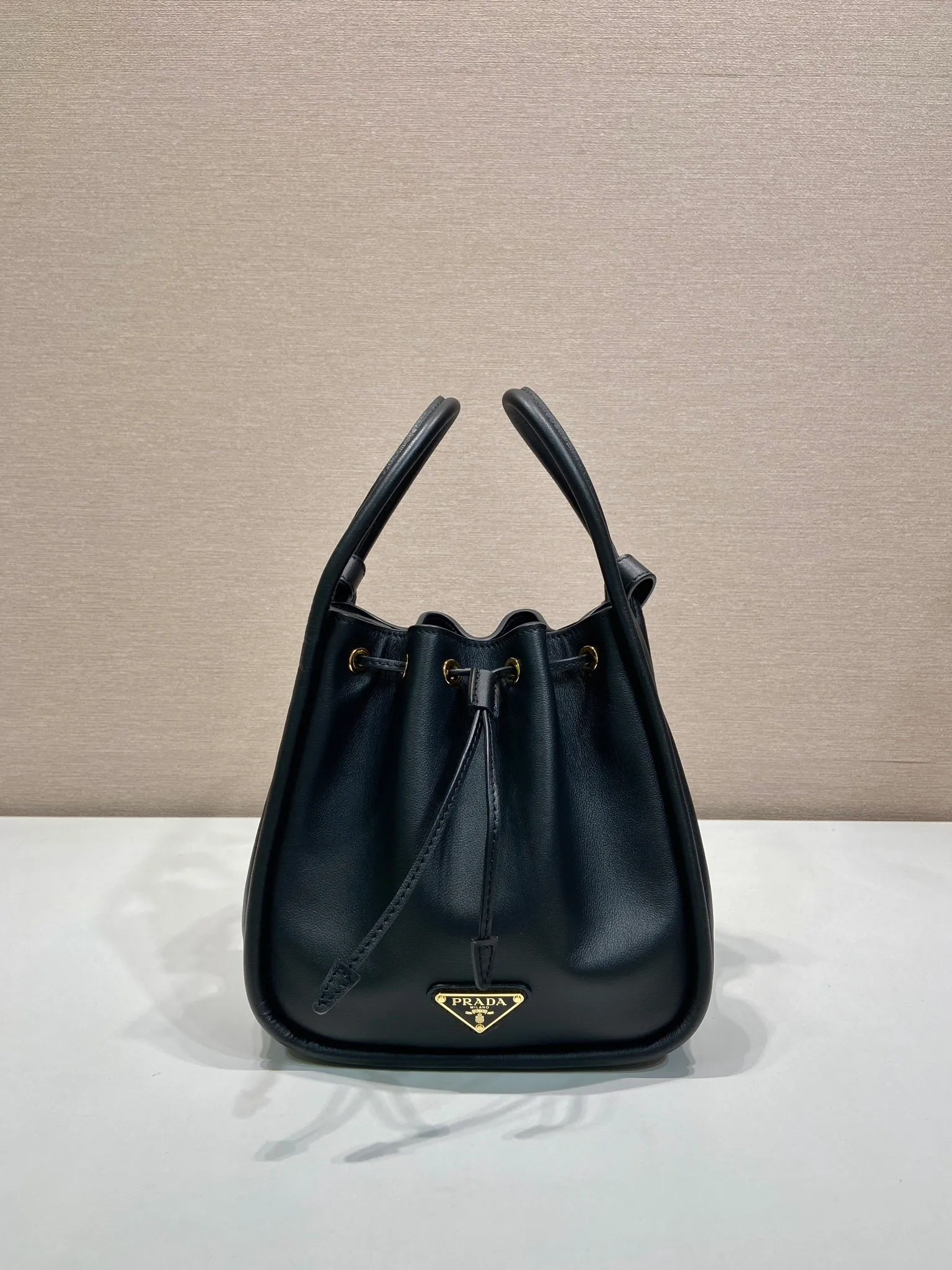 💰1520🎉New bucket bag🎉1BE087🎉🎉 This bucket bag is made of imported calfskin and equipped with a detachable long shoulder strap, which can be carried in various ways. It can be carried by hand or shoulder strap. The bag mouth is designed with a drawstring. It is highly functional and perfect. It has a large space and the upper body effect is beautiful and fashionable. Baby, hurry up and get it🎉🎉 Length 22x Height 21x Bottom 10.5cm🎉🎉🎉💰💰💰