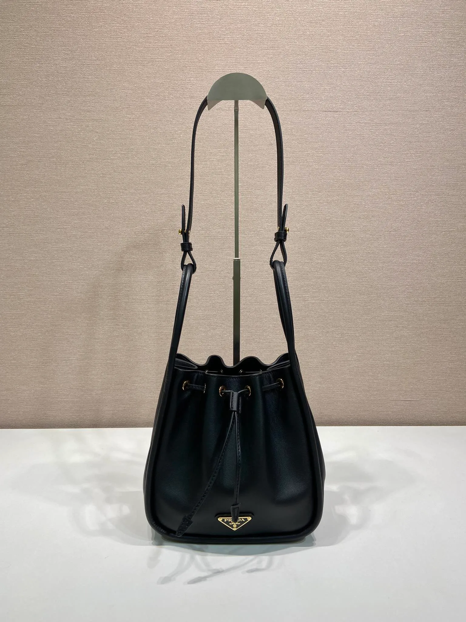 💰1520🎉New bucket bag🎉1BE087🎉🎉 This bucket bag is made of imported calfskin and equipped with a detachable long shoulder strap, which can be carried in various ways. It can be carried by hand or shoulder strap. The bag mouth is designed with a drawstring. It is highly functional and perfect. It has a large space and the upper body effect is beautiful and fashionable. Baby, hurry up and get it🎉🎉 Length 22x Height 21x Bottom 10.5cm🎉🎉🎉💰💰💰