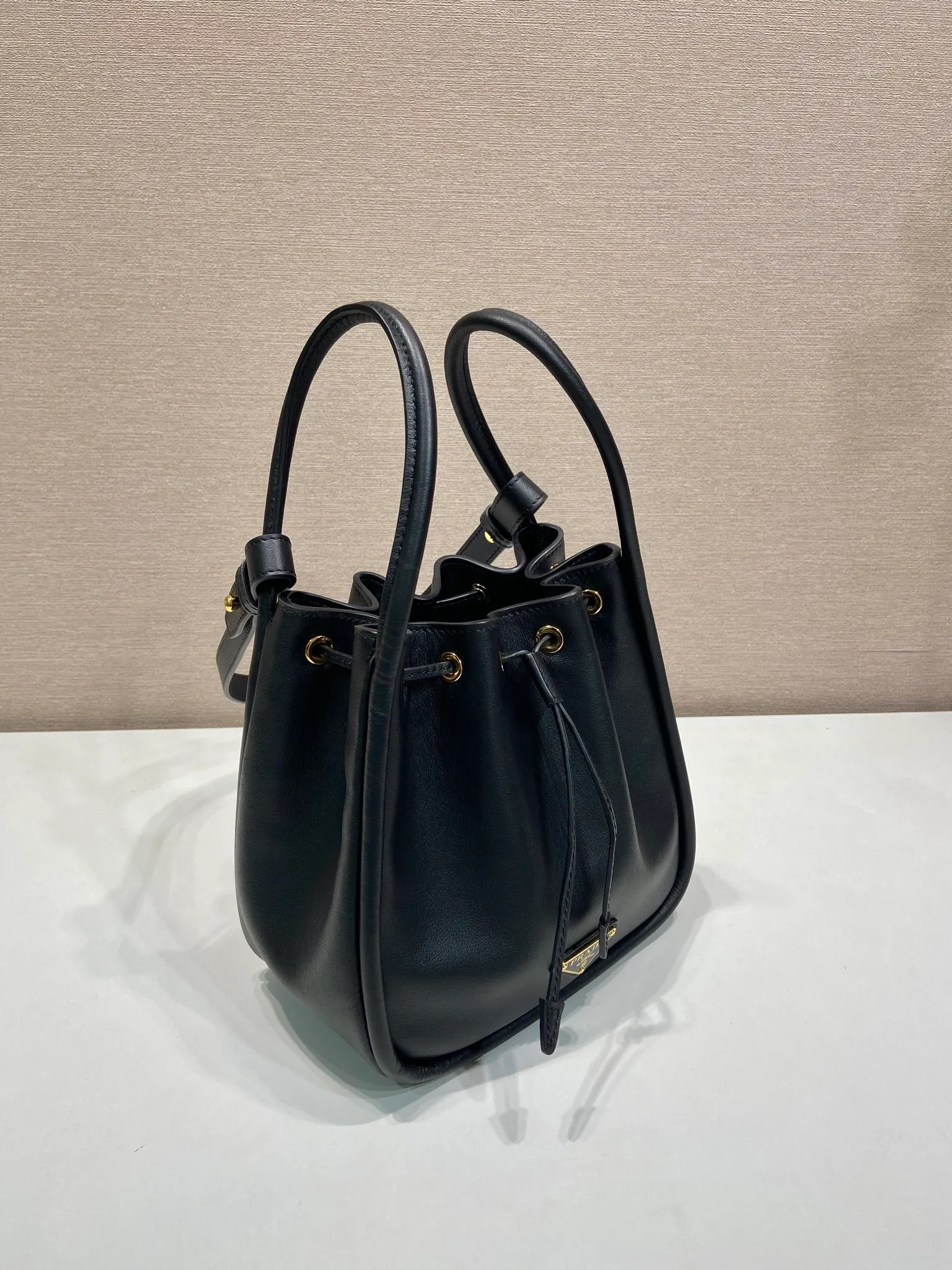 💰1520🎉New bucket bag🎉1BE087🎉🎉 This bucket bag is made of imported calfskin and equipped with a detachable long shoulder strap, which can be carried in various ways. It can be carried by hand or shoulder strap. The bag mouth is designed with a drawstring. It is highly functional and perfect. It has a large space and the upper body effect is beautiful and fashionable. Baby, hurry up and get it🎉🎉 Length 22x Height 21x Bottom 10.5cm🎉🎉🎉💰💰💰