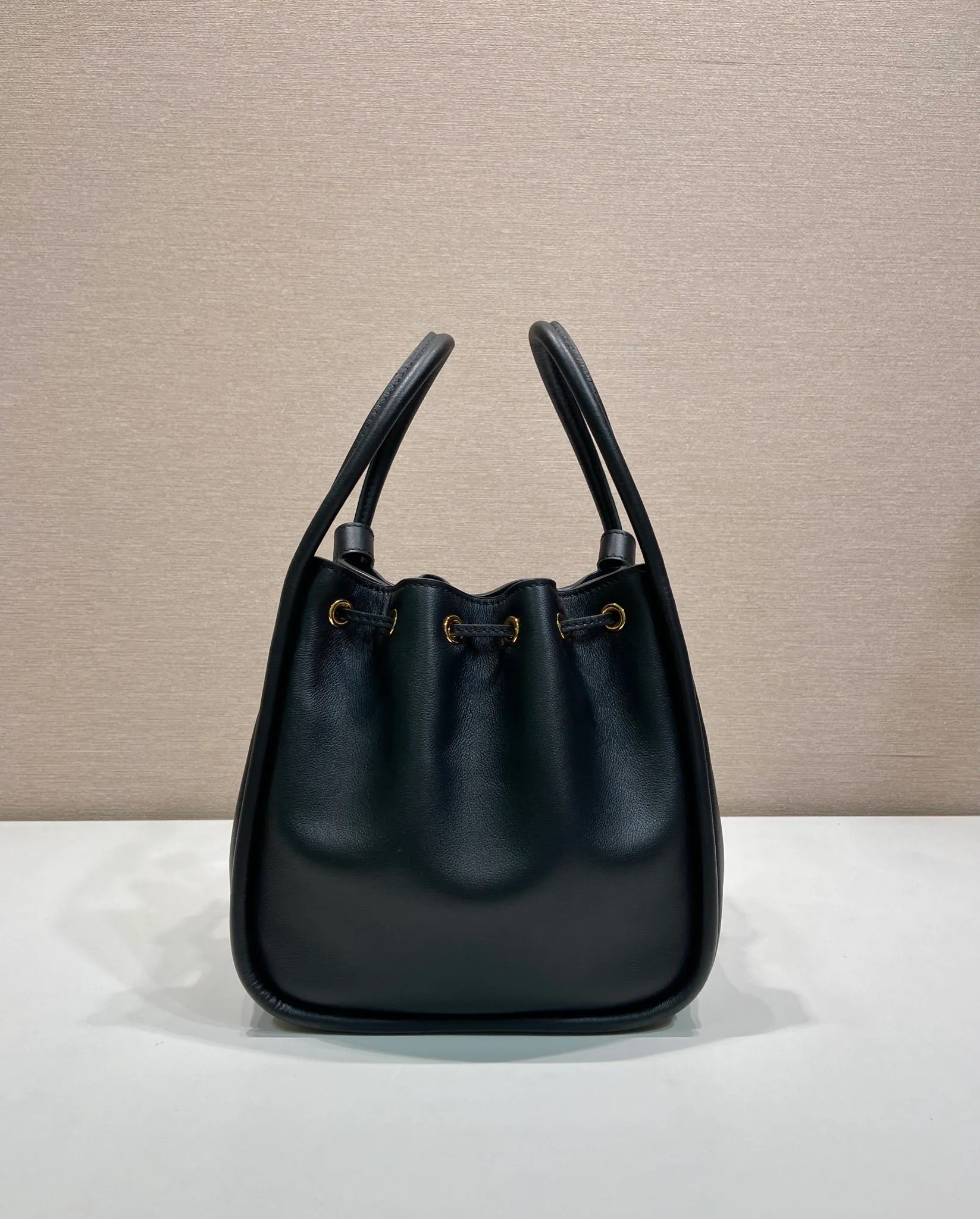 💰1520🎉New bucket bag🎉1BE087🎉🎉 This bucket bag is made of imported calfskin and equipped with a detachable long shoulder strap, which can be carried in various ways. It can be carried by hand or shoulder strap. The bag mouth is designed with a drawstring. It is highly functional and perfect. It has a large space and the upper body effect is beautiful and fashionable. Baby, hurry up and get it🎉🎉 Length 22x Height 21x Bottom 10.5cm🎉🎉🎉💰💰💰